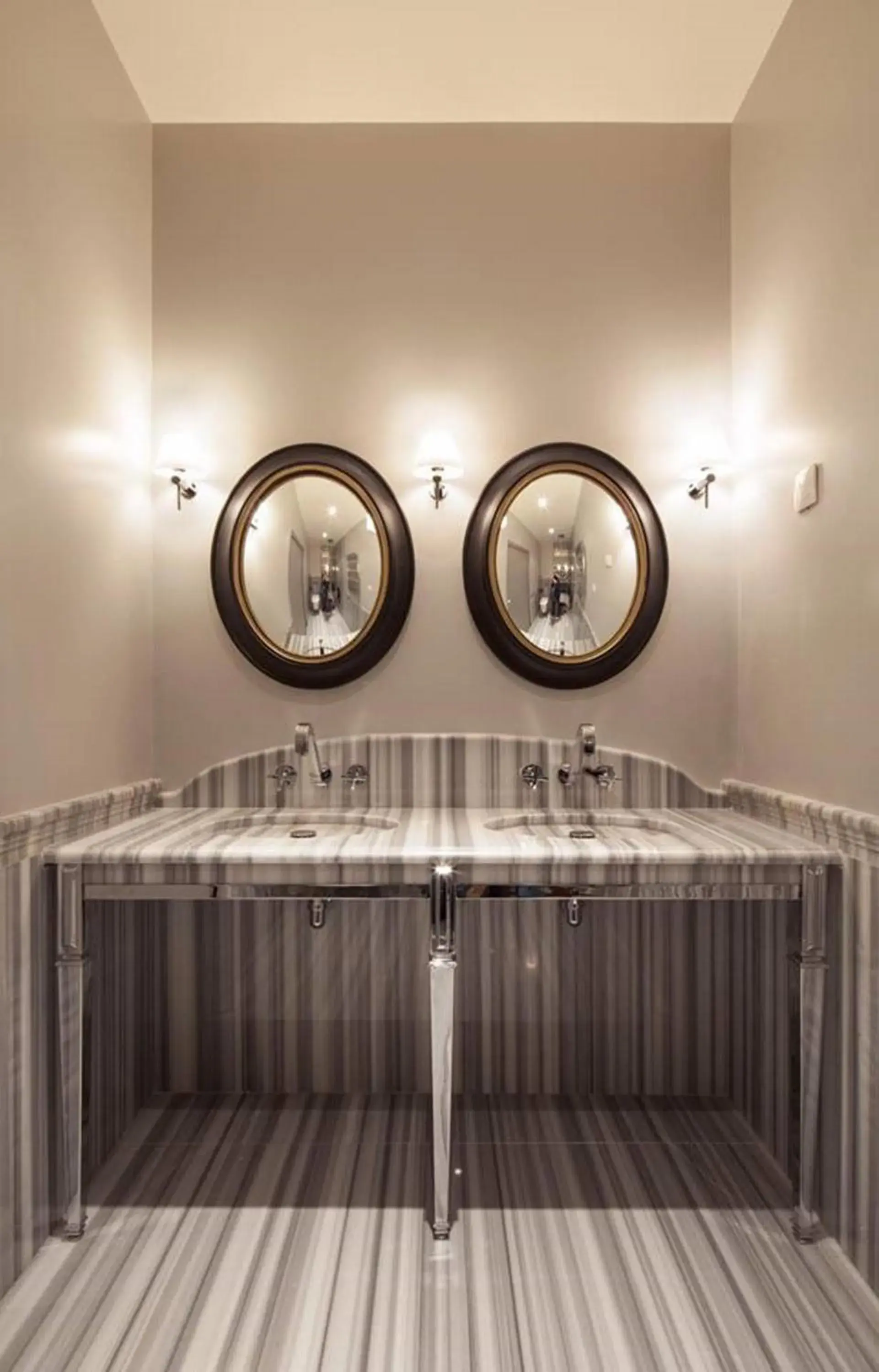 Bathroom in Hotel George Washington