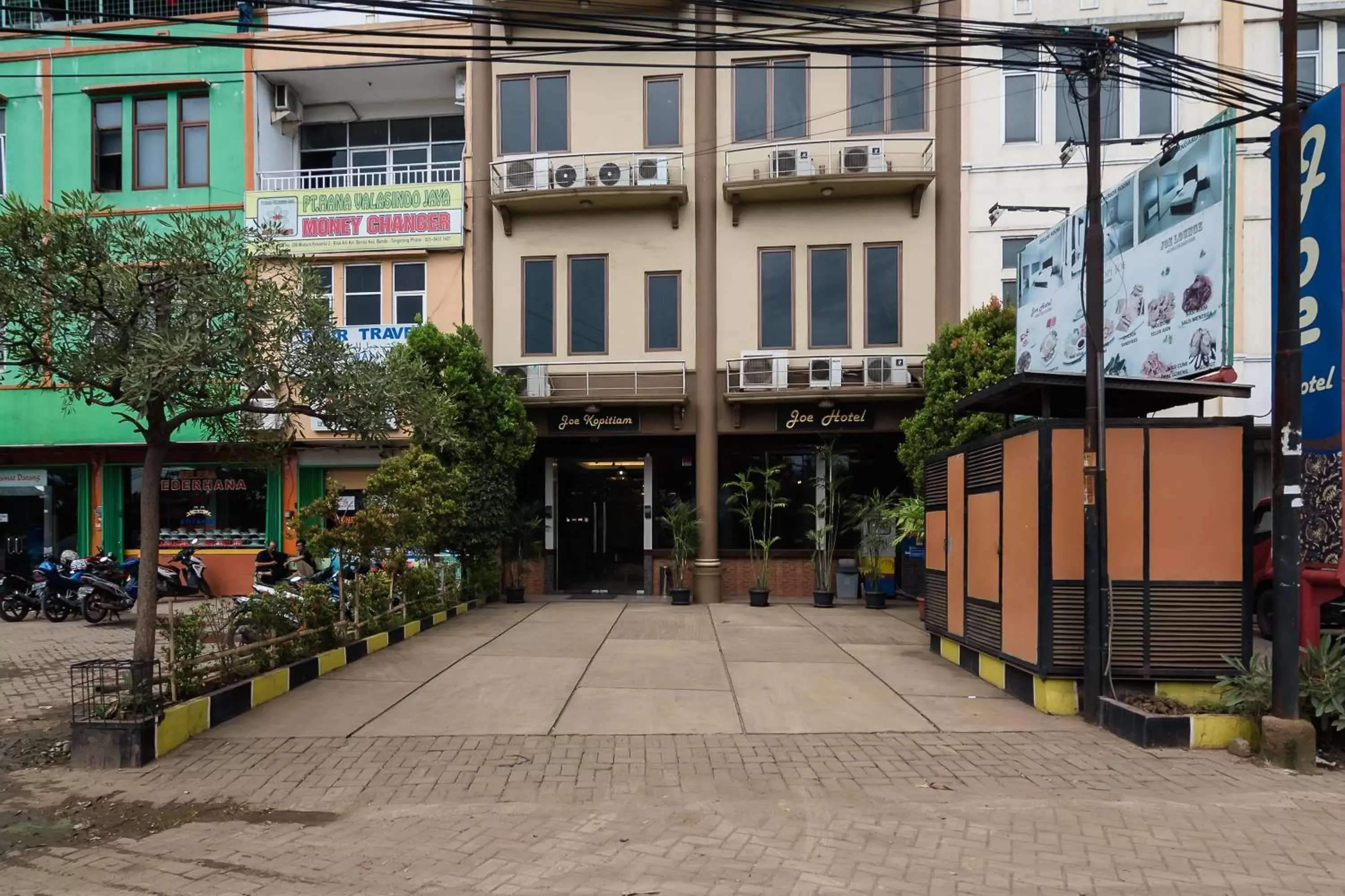 Property building in RedDoorz Plus near Soekarno Hatta Airport 2 Property building in RedDoorz Plus near Soekarno Hatta Airport 2