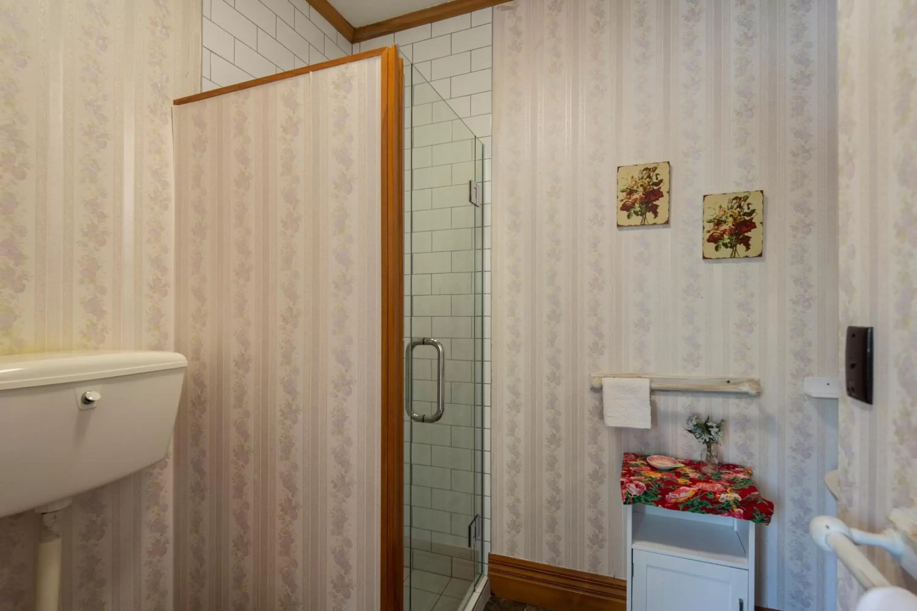 Bathroom in Settlers Cottage Motel