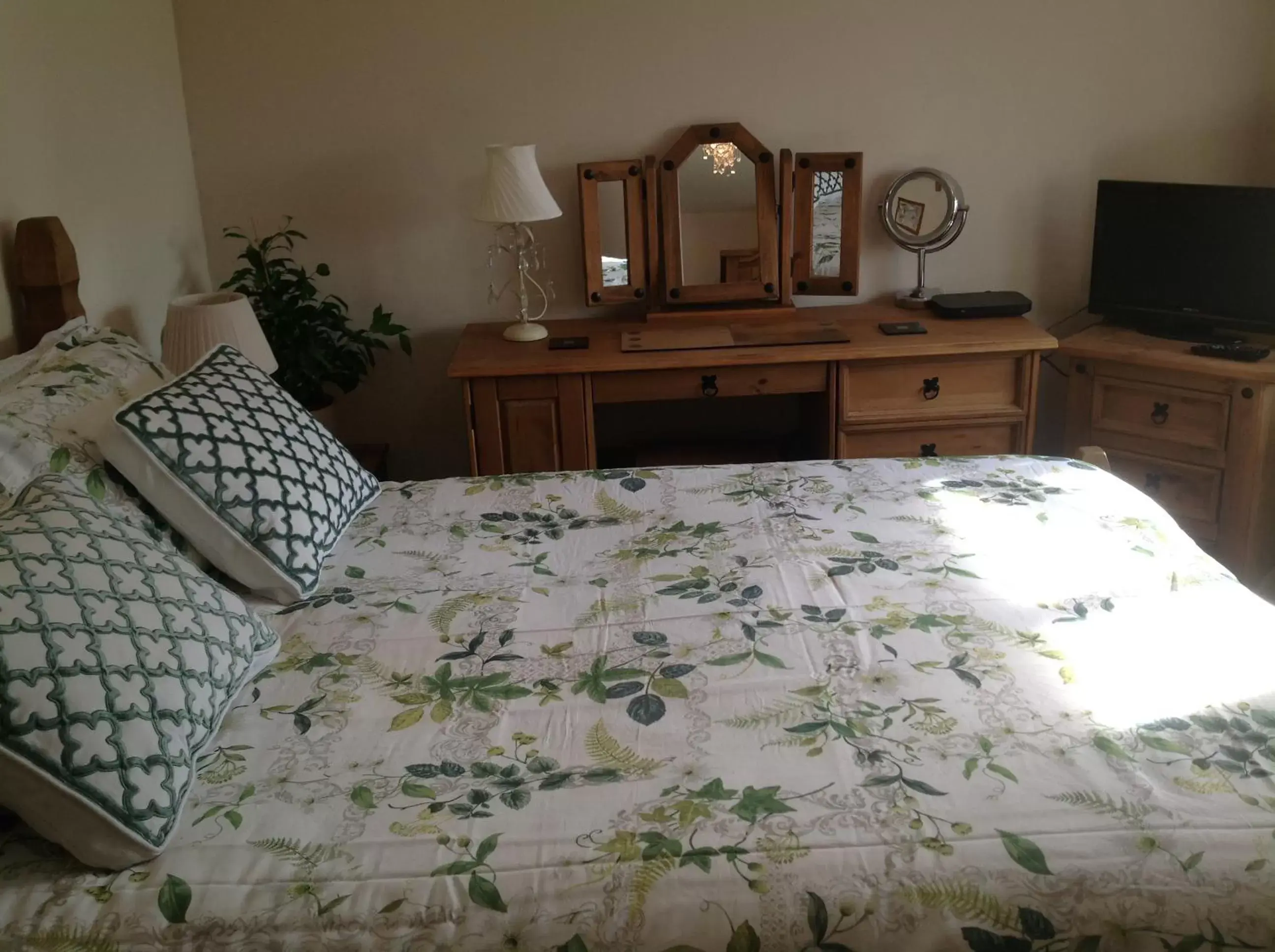 Bedroom, Bed in Primrose Cottage