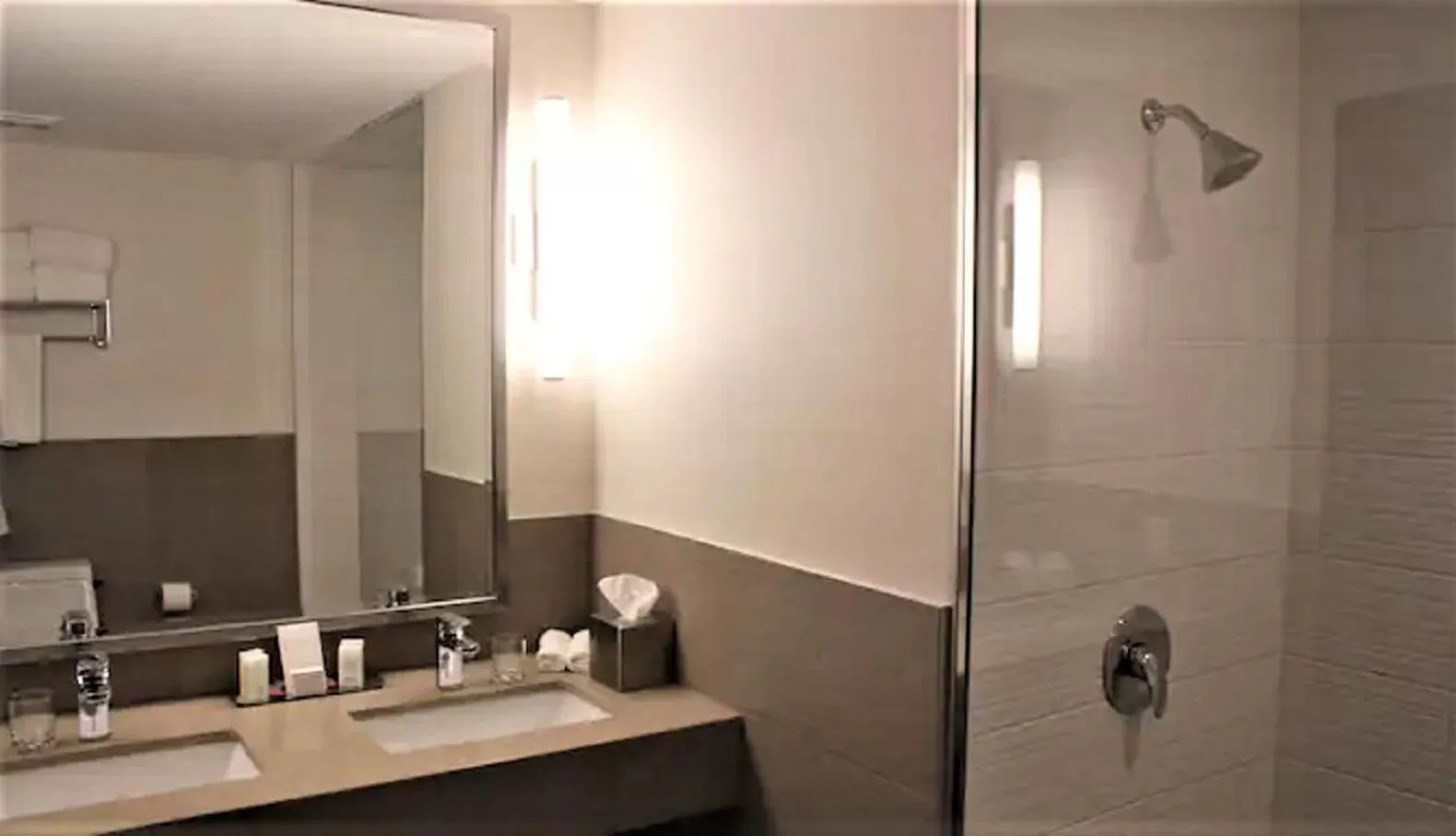 Bathroom in Les Suites Victoria, an Ascend Collection Hotel