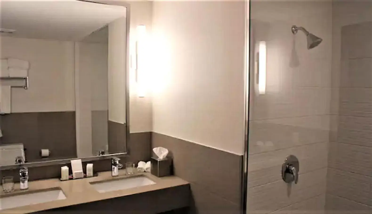 Bathroom in Les Suites Victoria, Ascend Hotel Collection