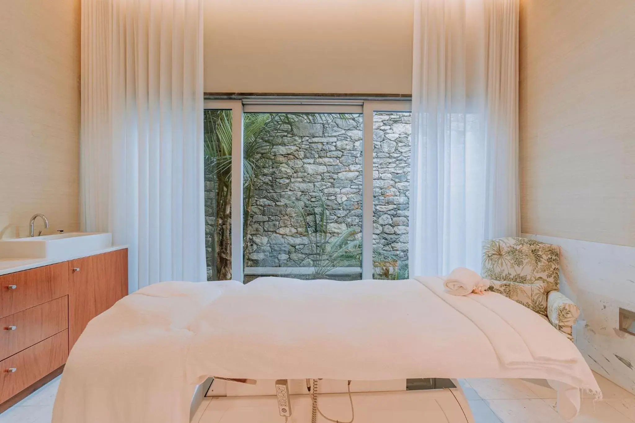 Massage, Bed in Casa Velha do Palheiro Relais & Chateaux