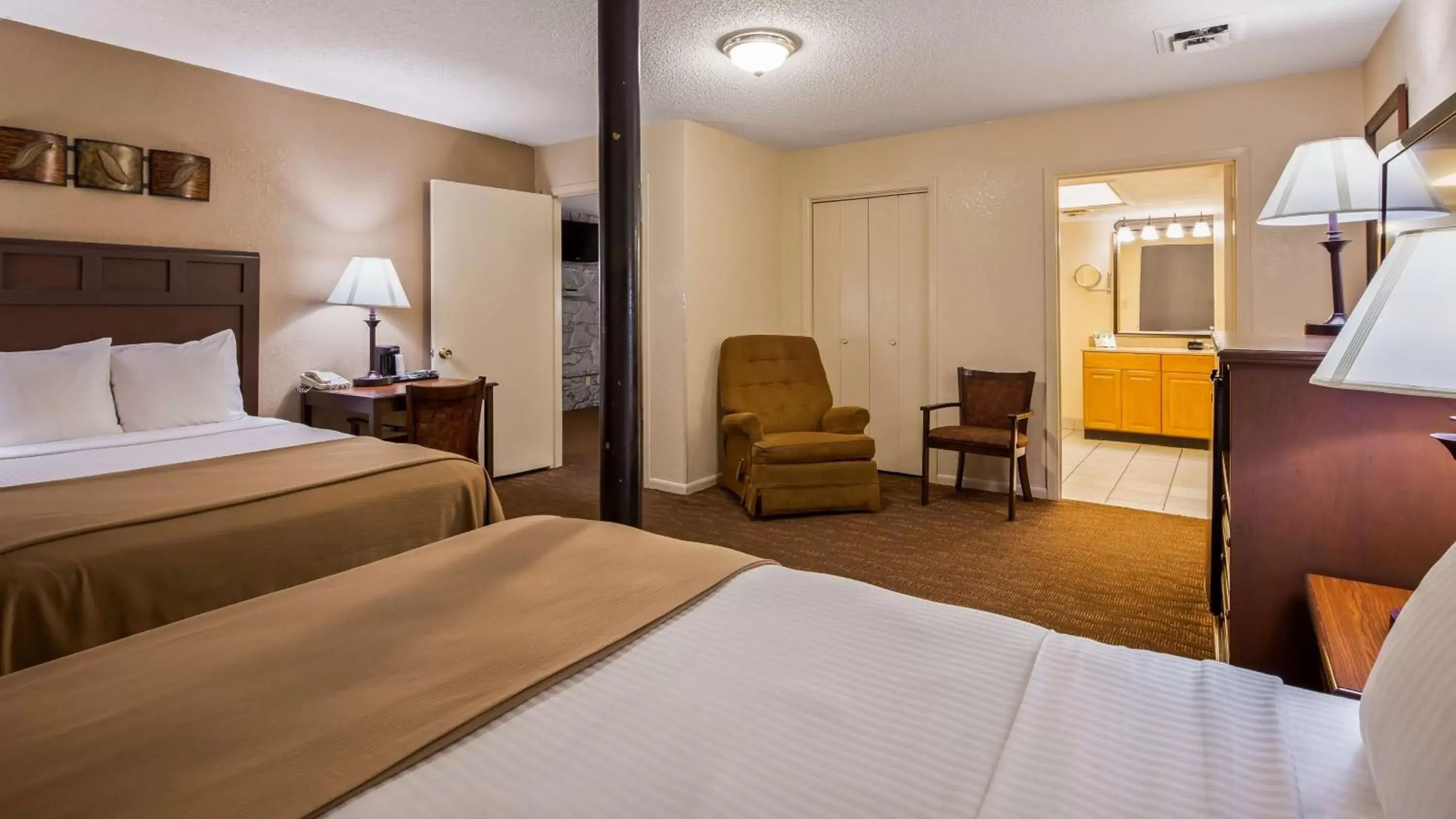 Photo of the whole room, Bed in Best Western Center Pointe Inn