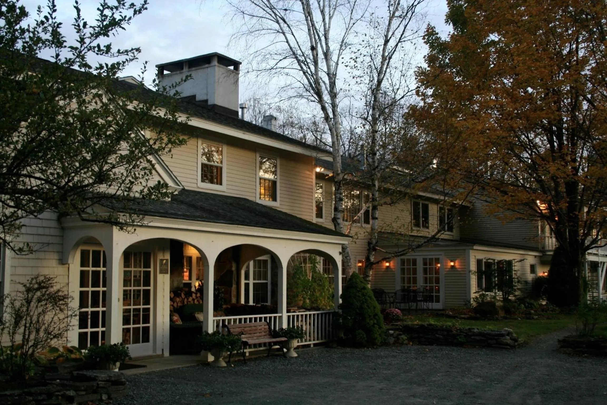 Facade/entrance in Deerhill Inn
