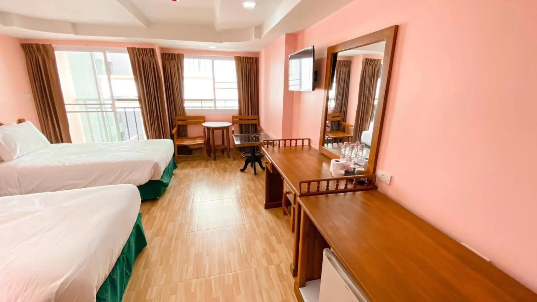 Bedroom, Bed in A.A. Pattaya Golden Beach Hotel