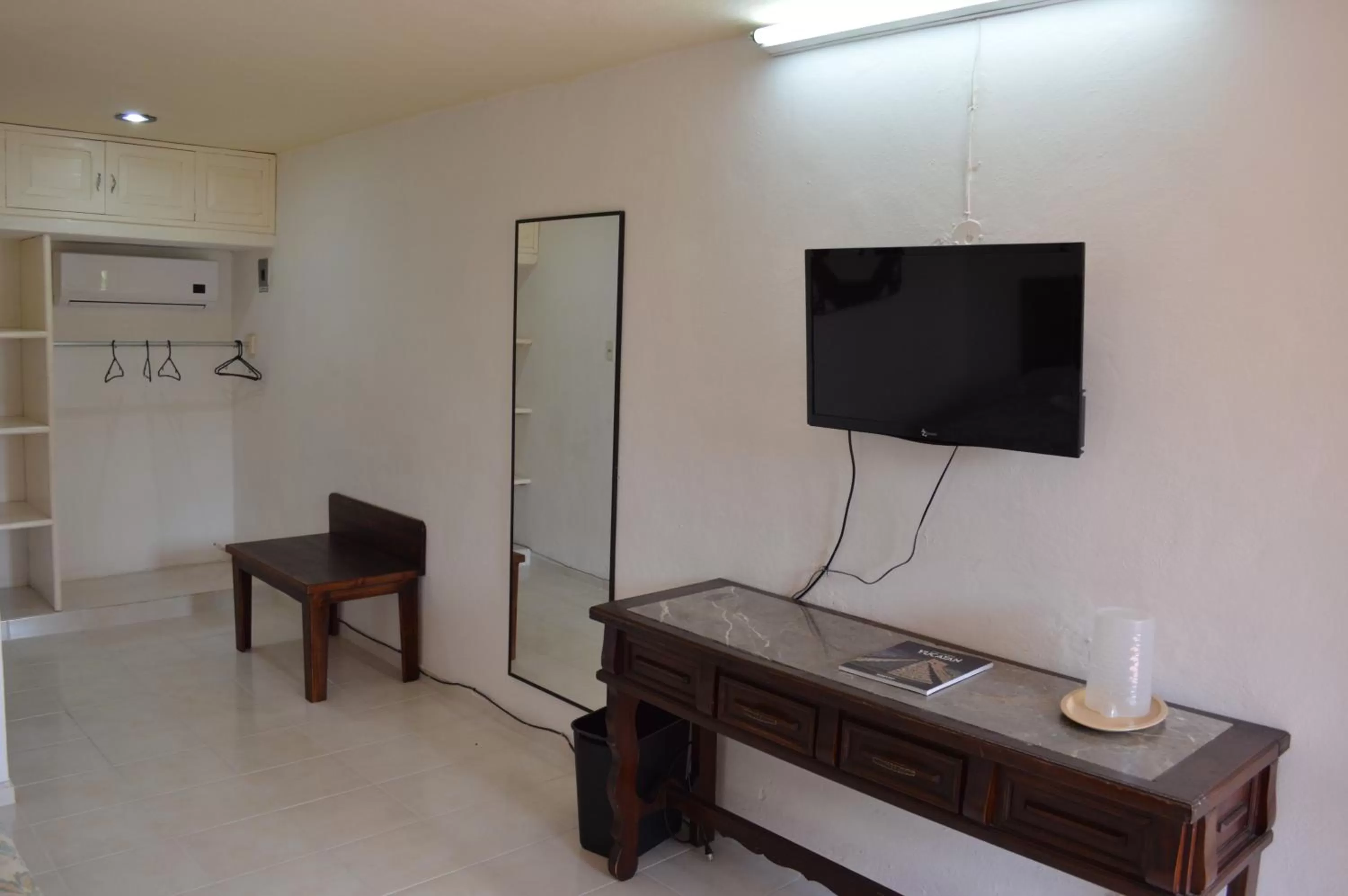 TV/Entertainment Center in Hotel San Clemente