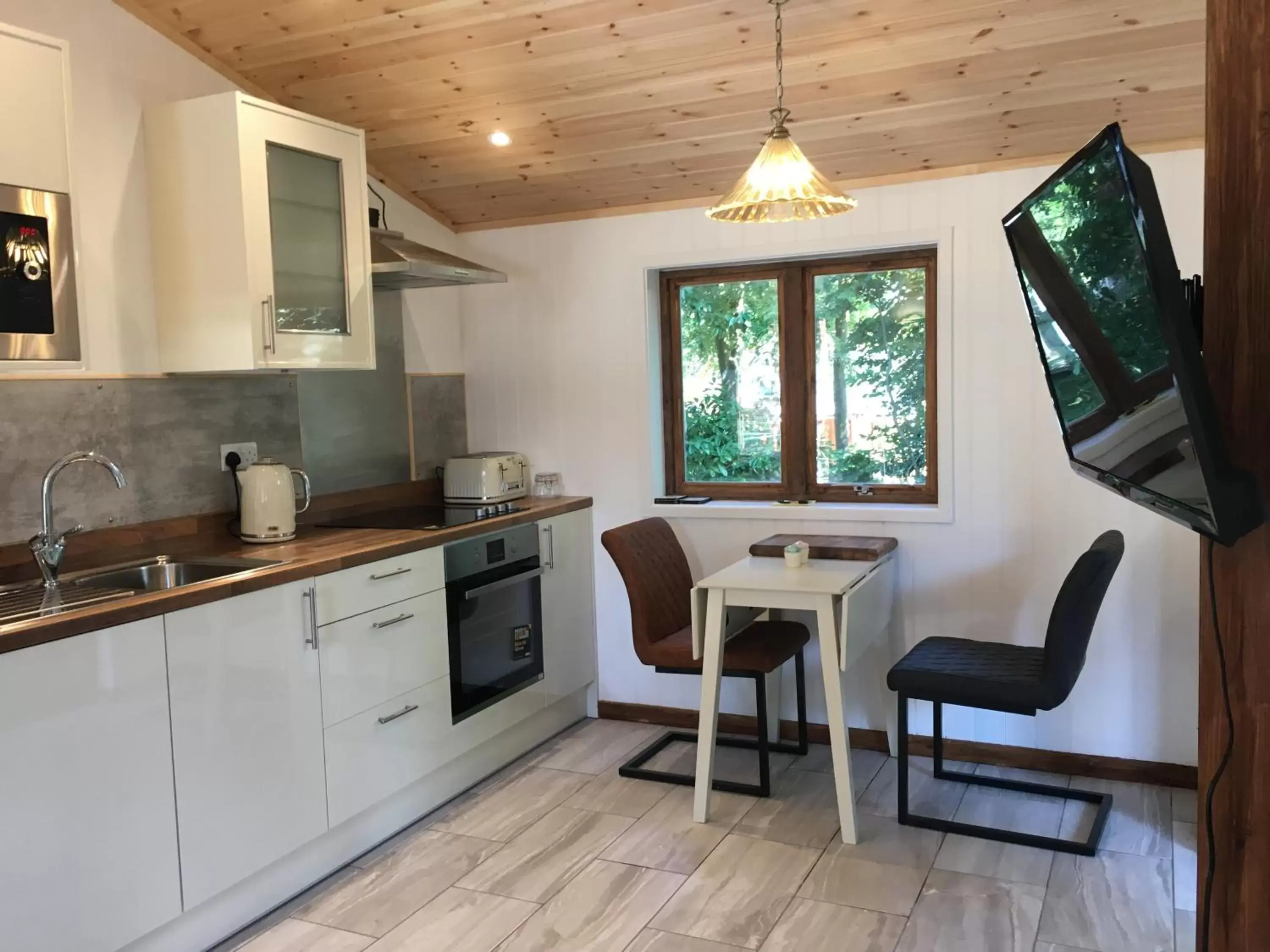Kitchen/Kitchenette in Woodland Views