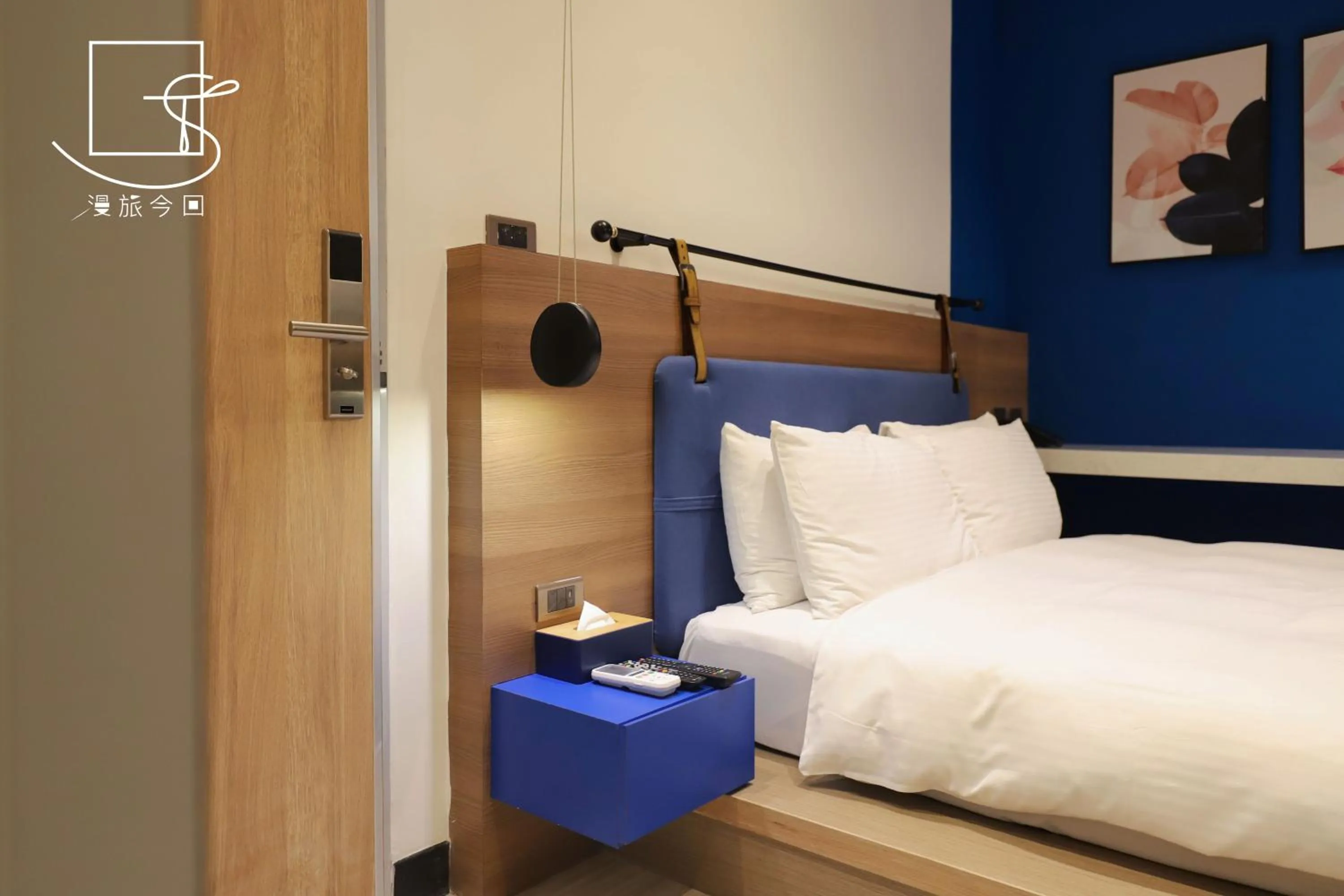 Photo of the whole room, Bed in Slow Town Hotel-Konkai