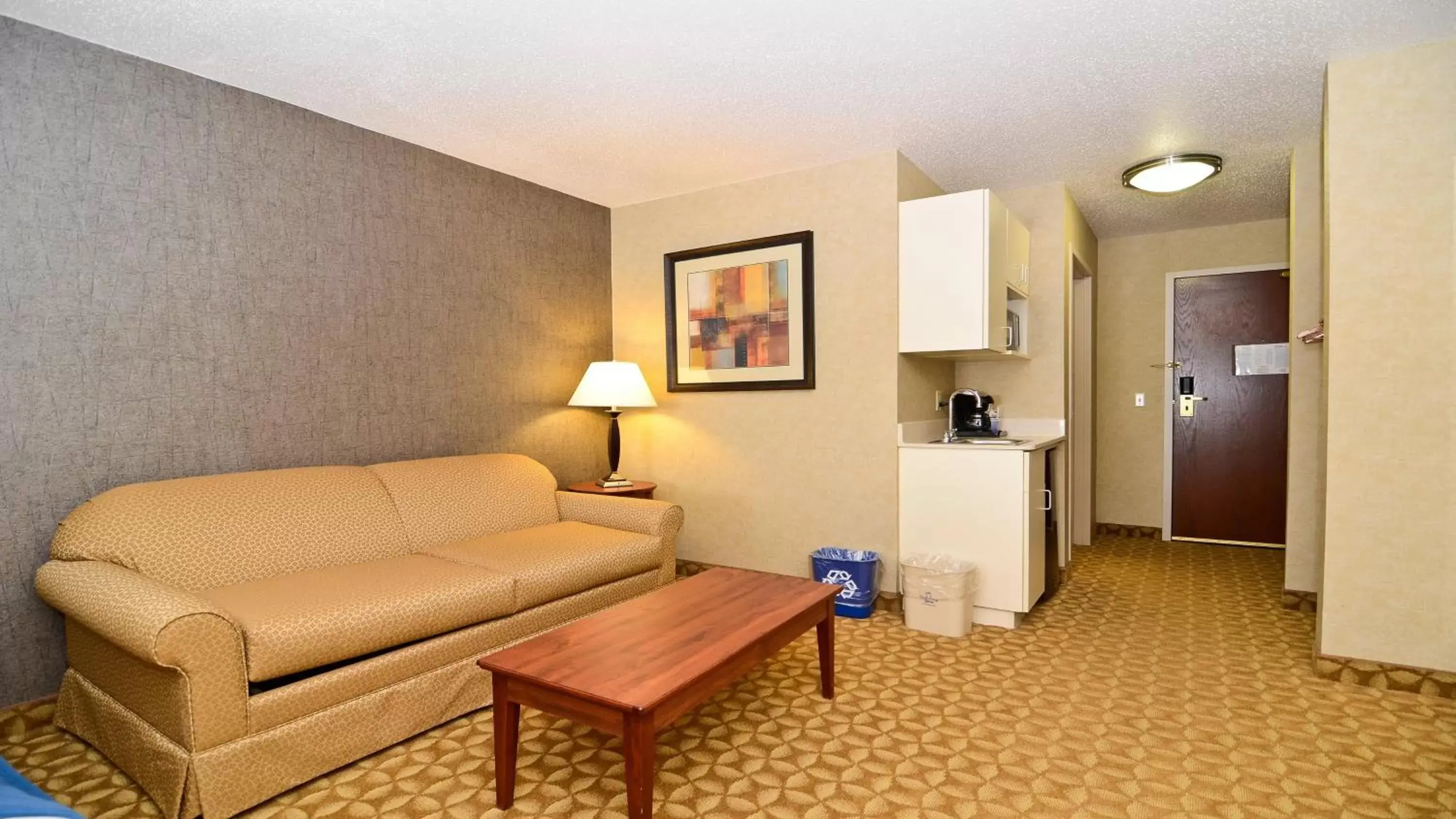 Photo of the whole room, Seating Area in Holiday Inn Express Hotel & Suites Fort Atkinson, an IHG Hotel