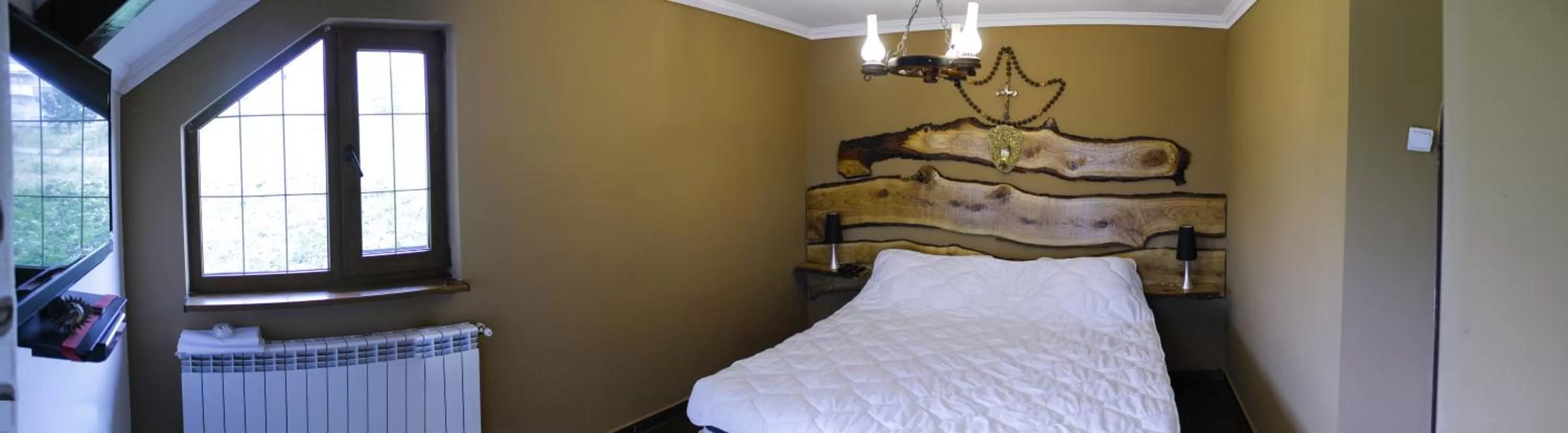 Photo of the whole room, Bed in Pensiunea Taverna Bucium