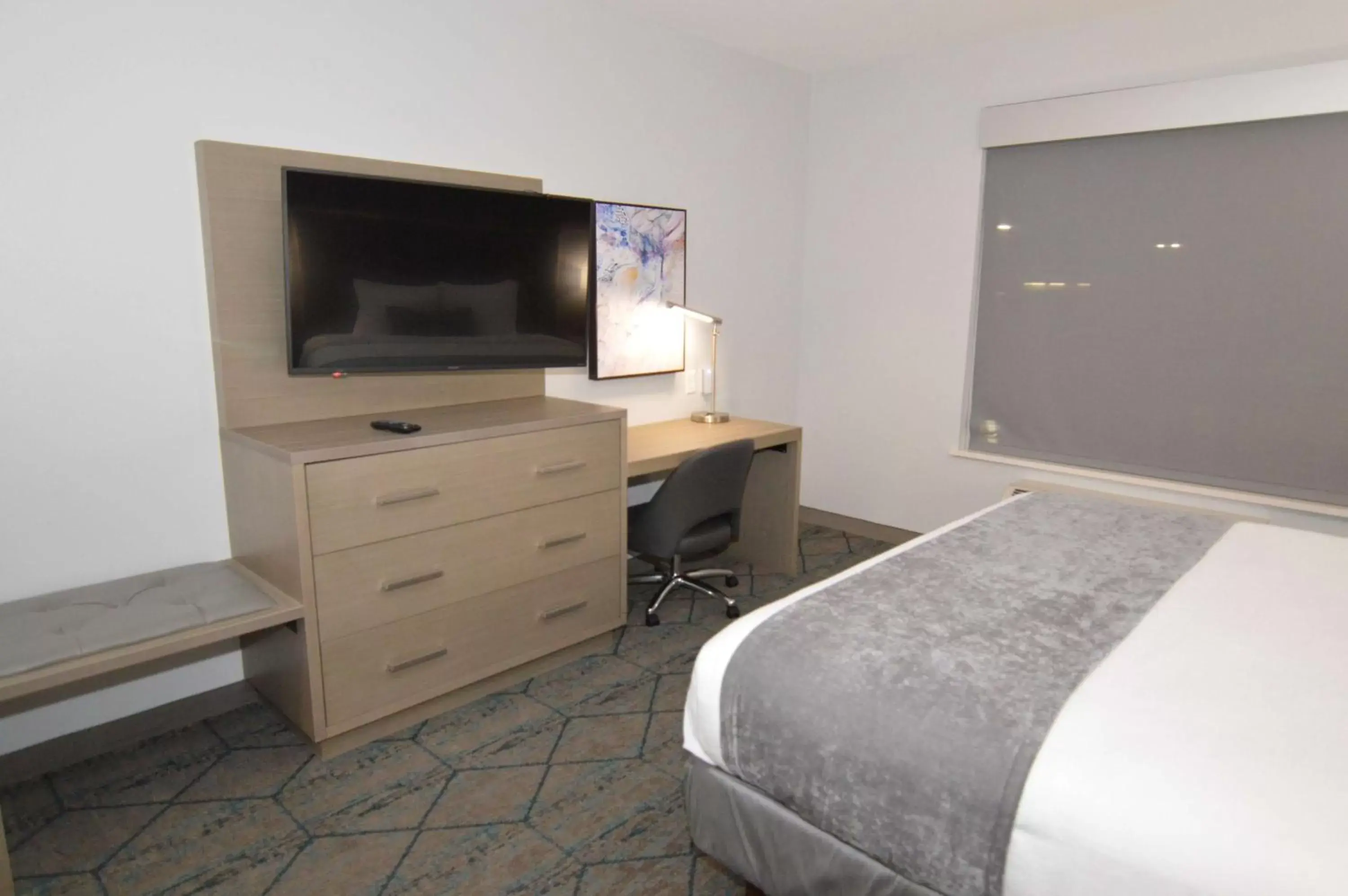 Photo of the whole room, TV/Entertainment Center in Best Western Plus Executive Residency Oklahoma City I-35