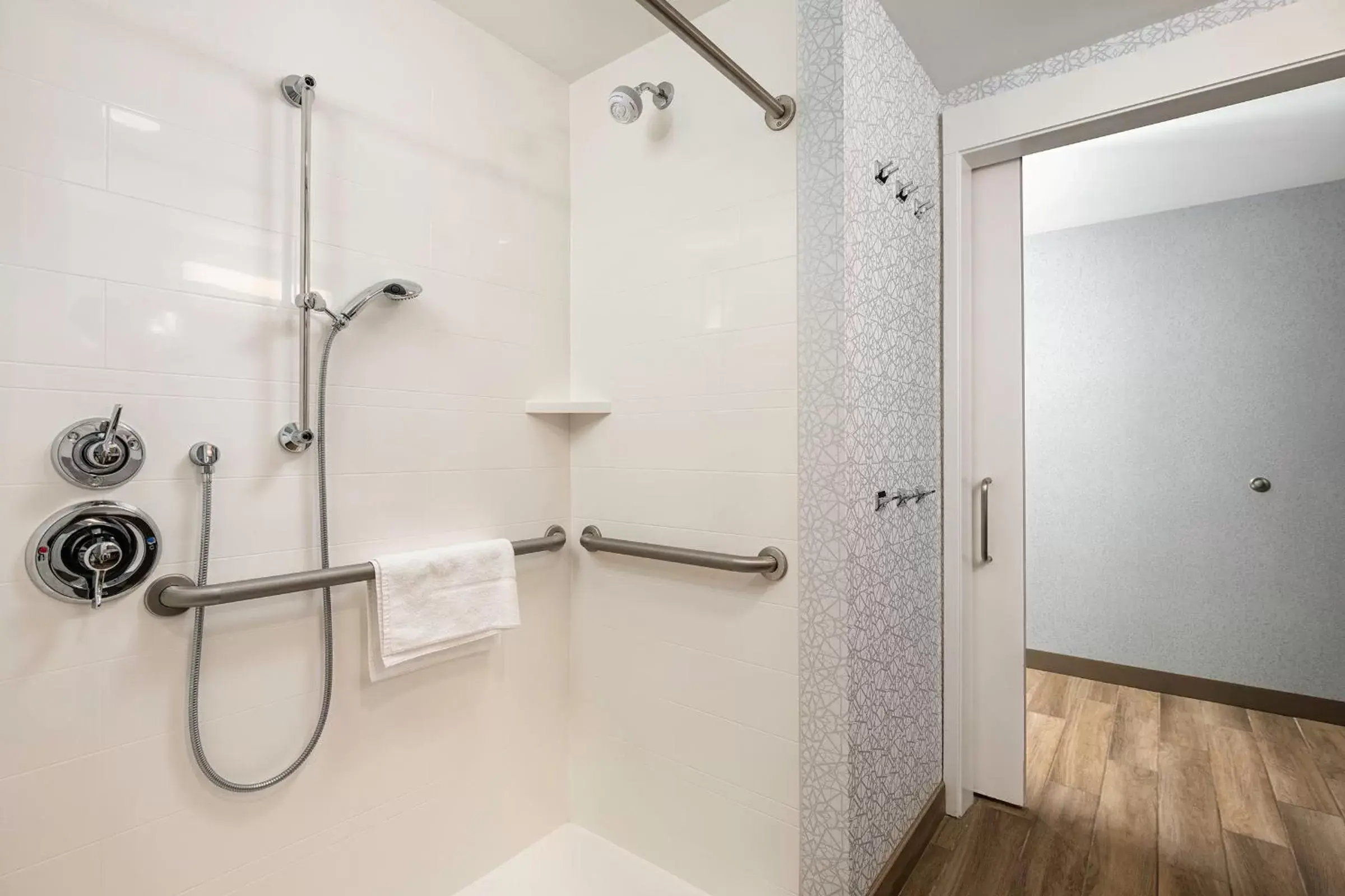 Shower, Bathroom in Hampton Inn Buffalo - Amherst