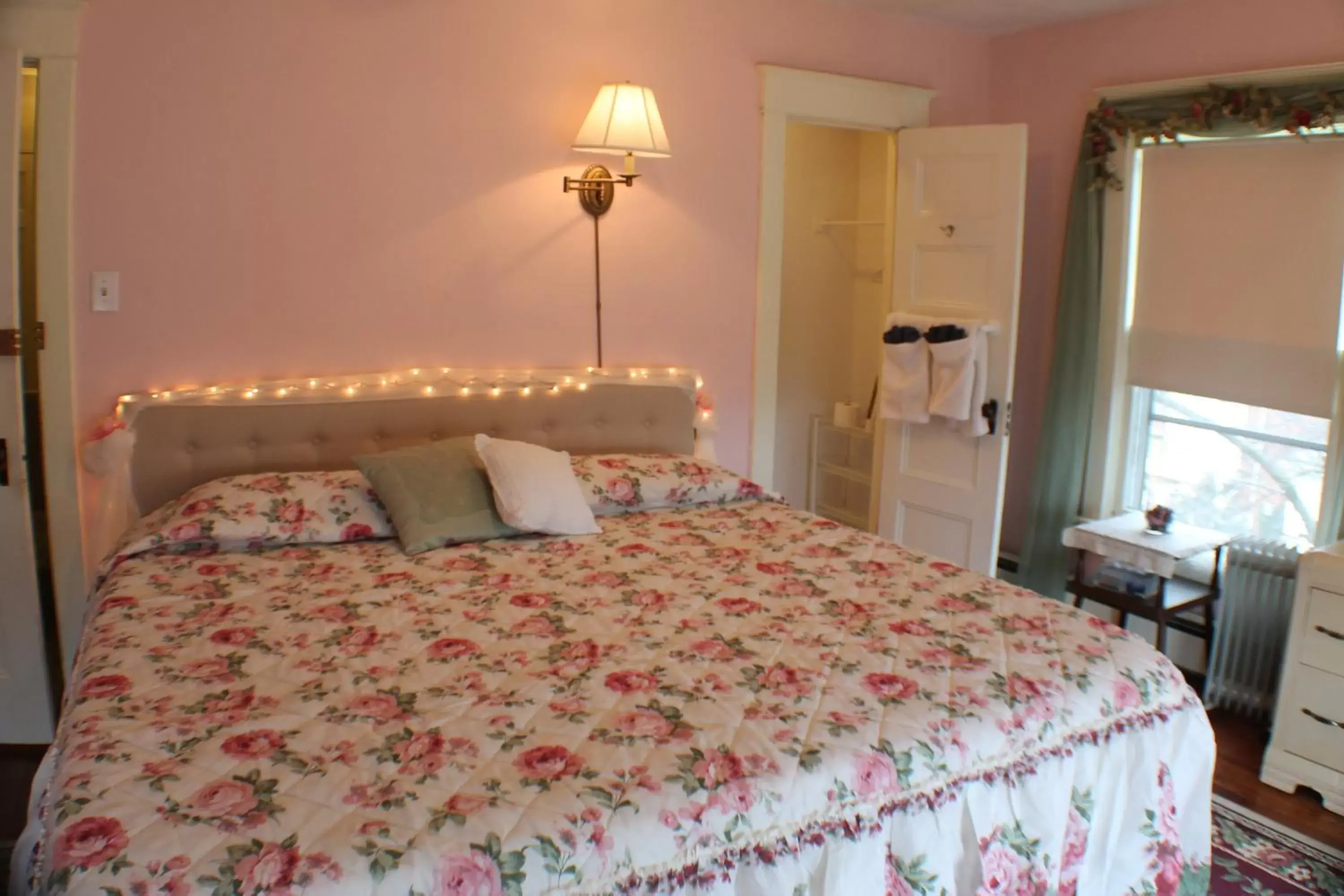 Other, Bed in The White Birch Inn