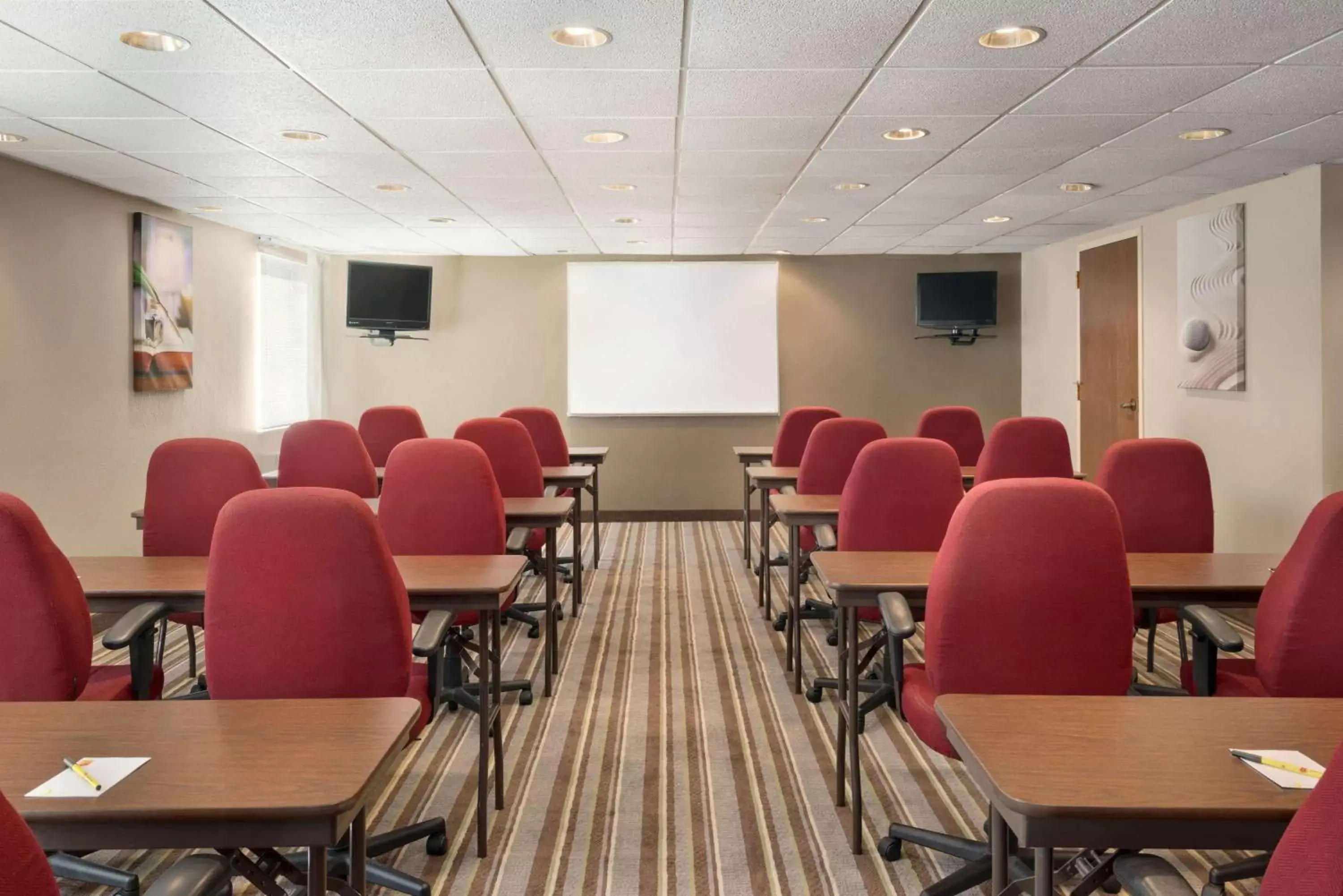 Meeting/conference room in Super 8 by Wyndham Chambersburg I-81