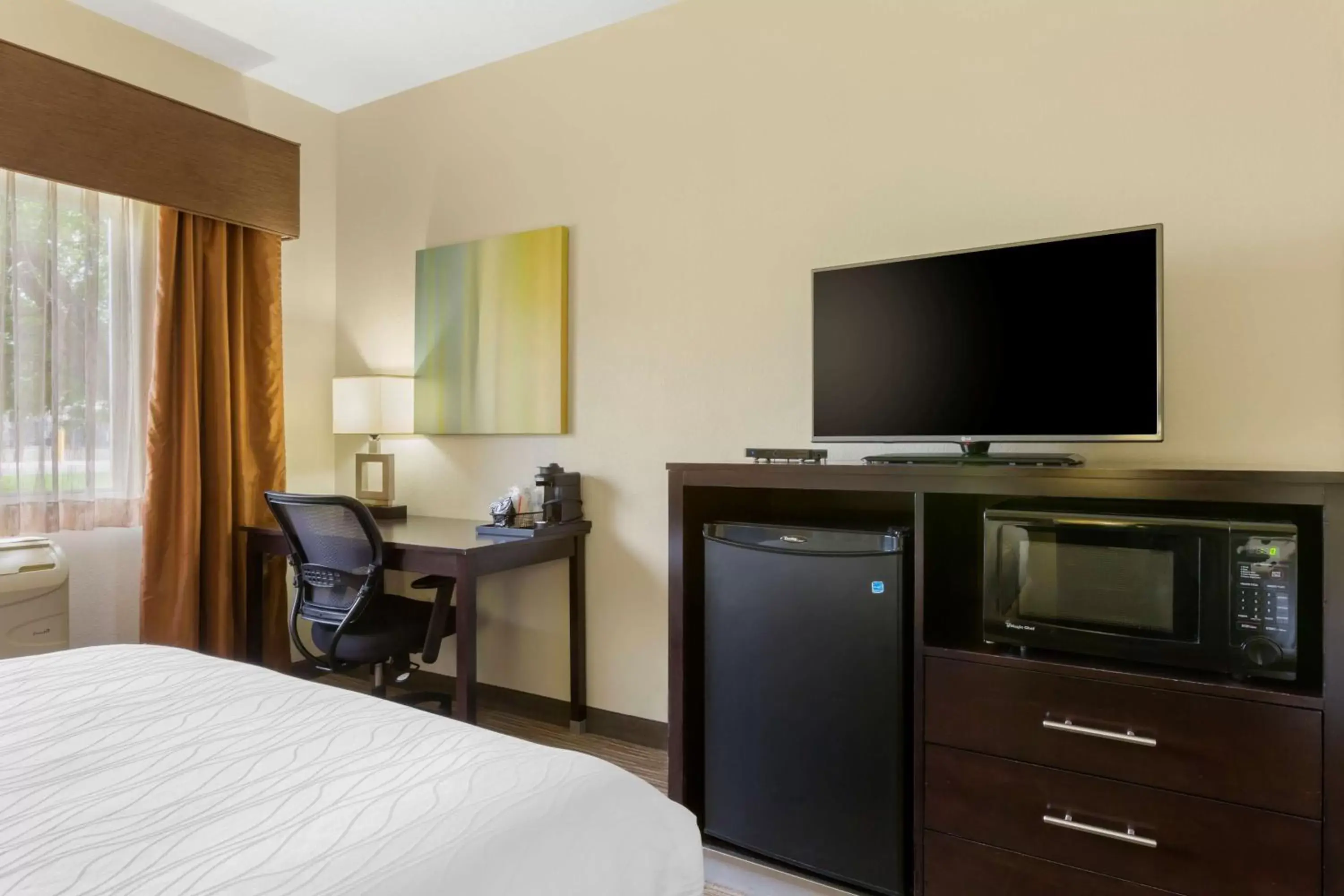 Bedroom, TV/Entertainment Center in Best Western Plus the Four Corners Inn