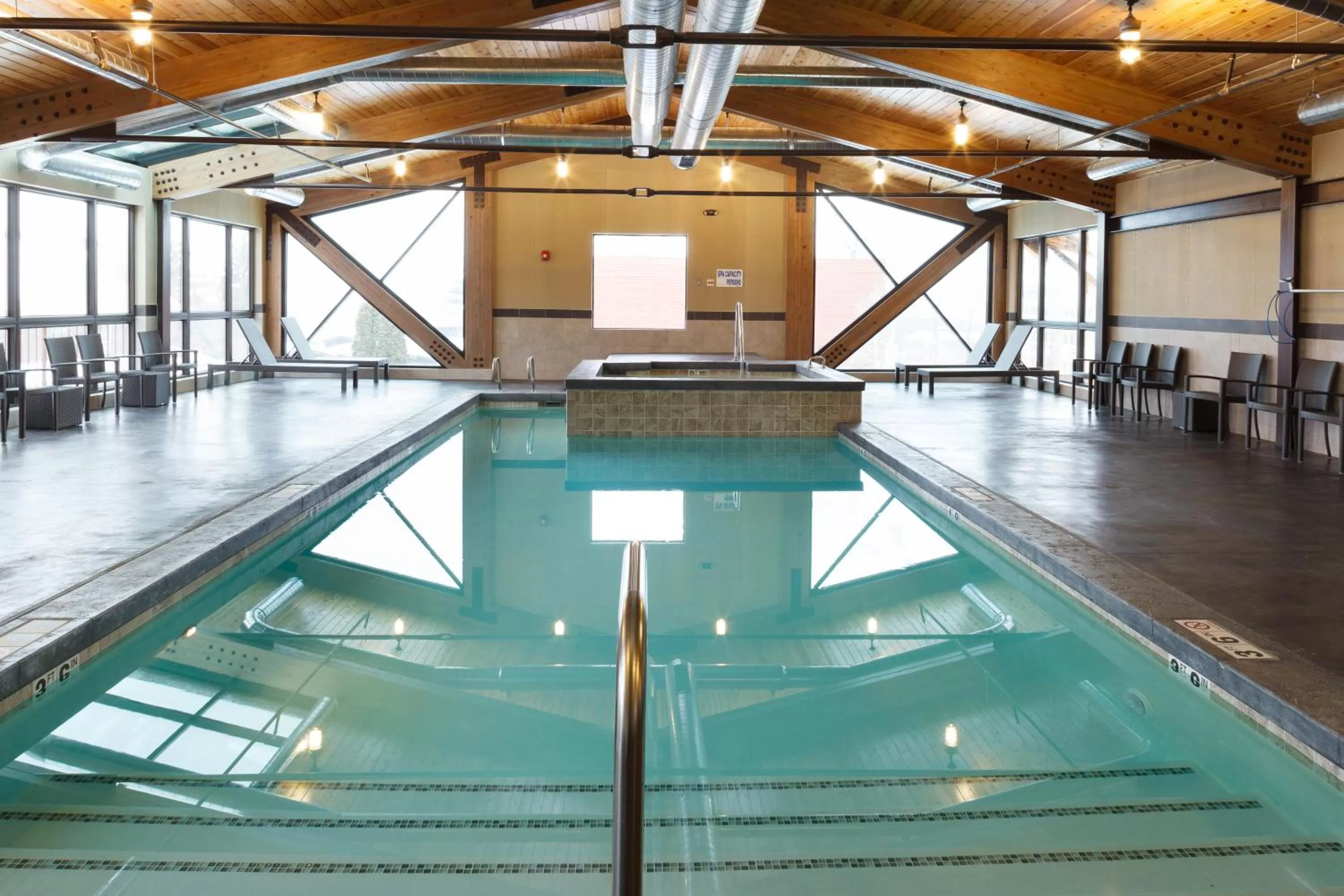 Swimming pool in 49'er Inn & Suites