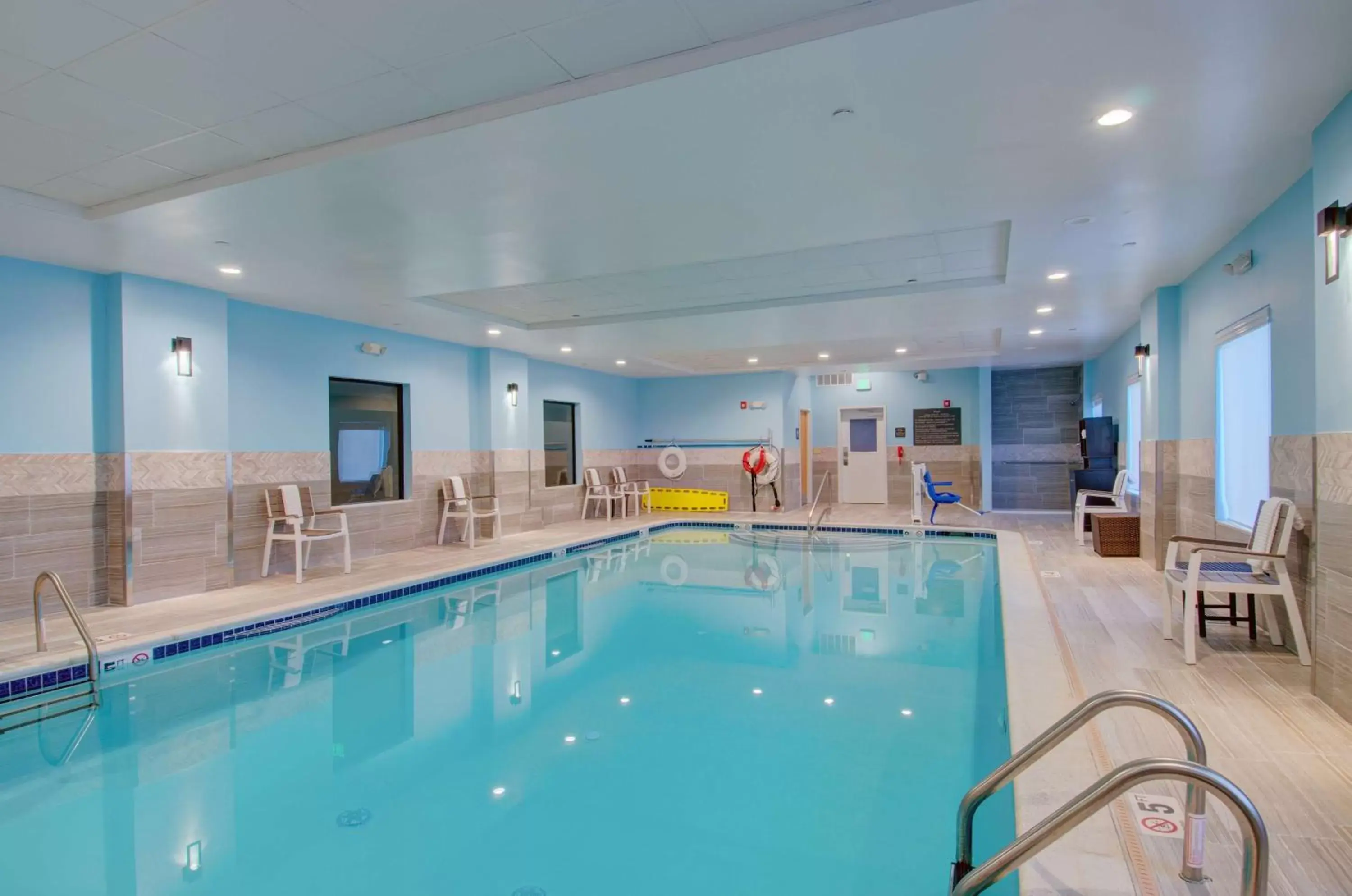 Swimming Pool in Hampton Inn & Suites Boston/Stoughton, Ma