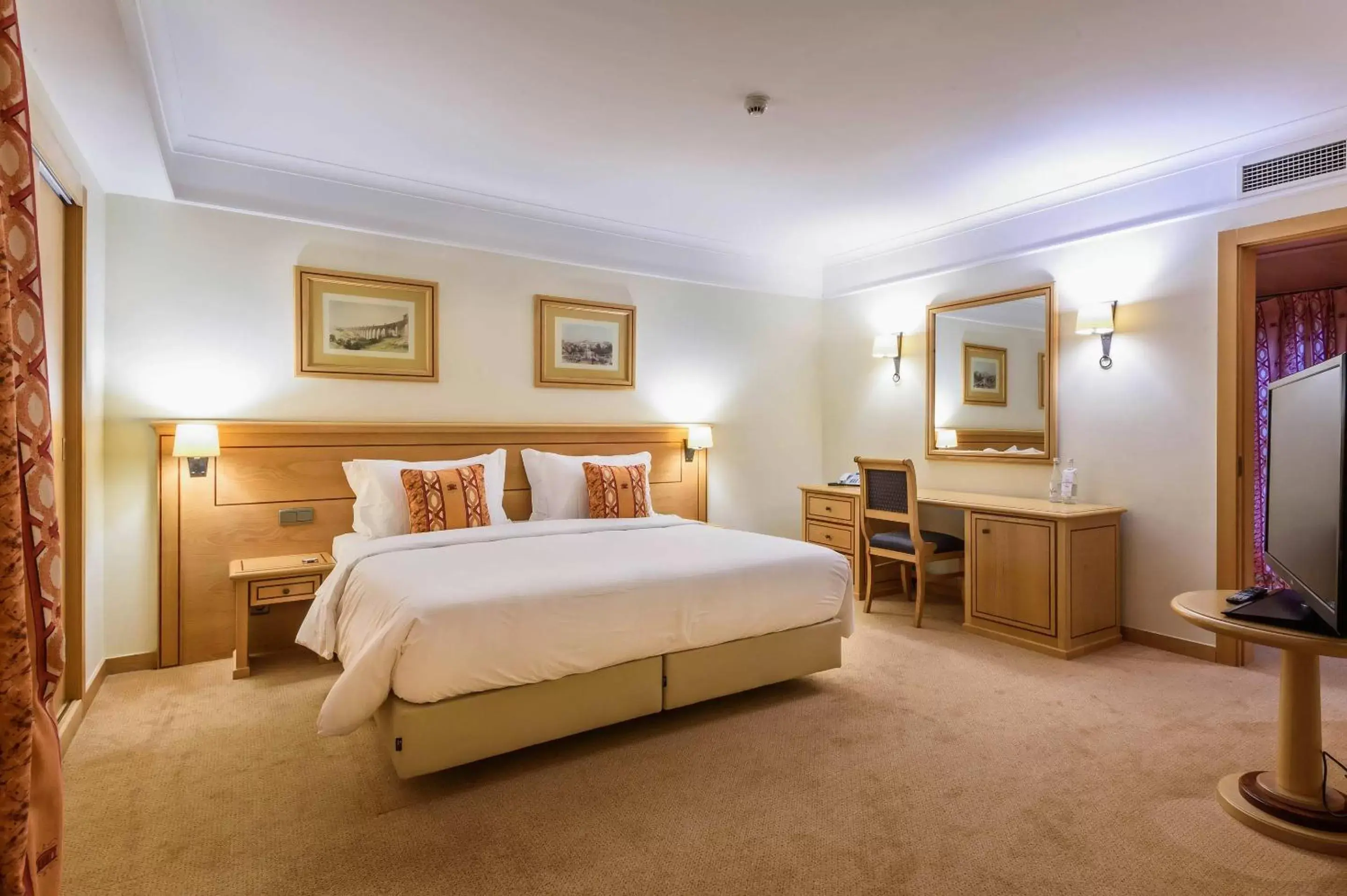 Bedroom, Bed in Hotel Real Palacio
