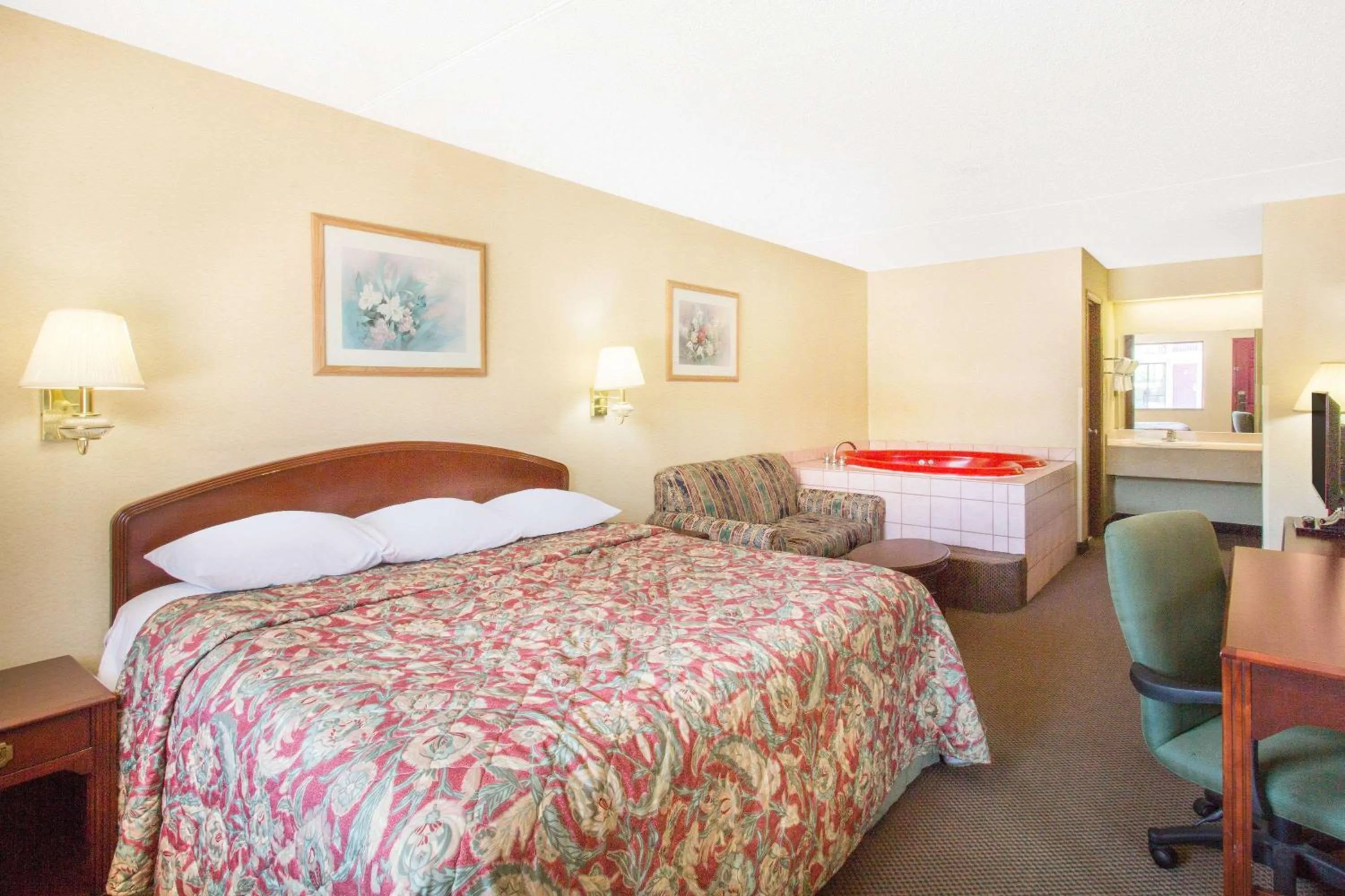 Suite in Days Inn & Suites by Wyndham Bentonville