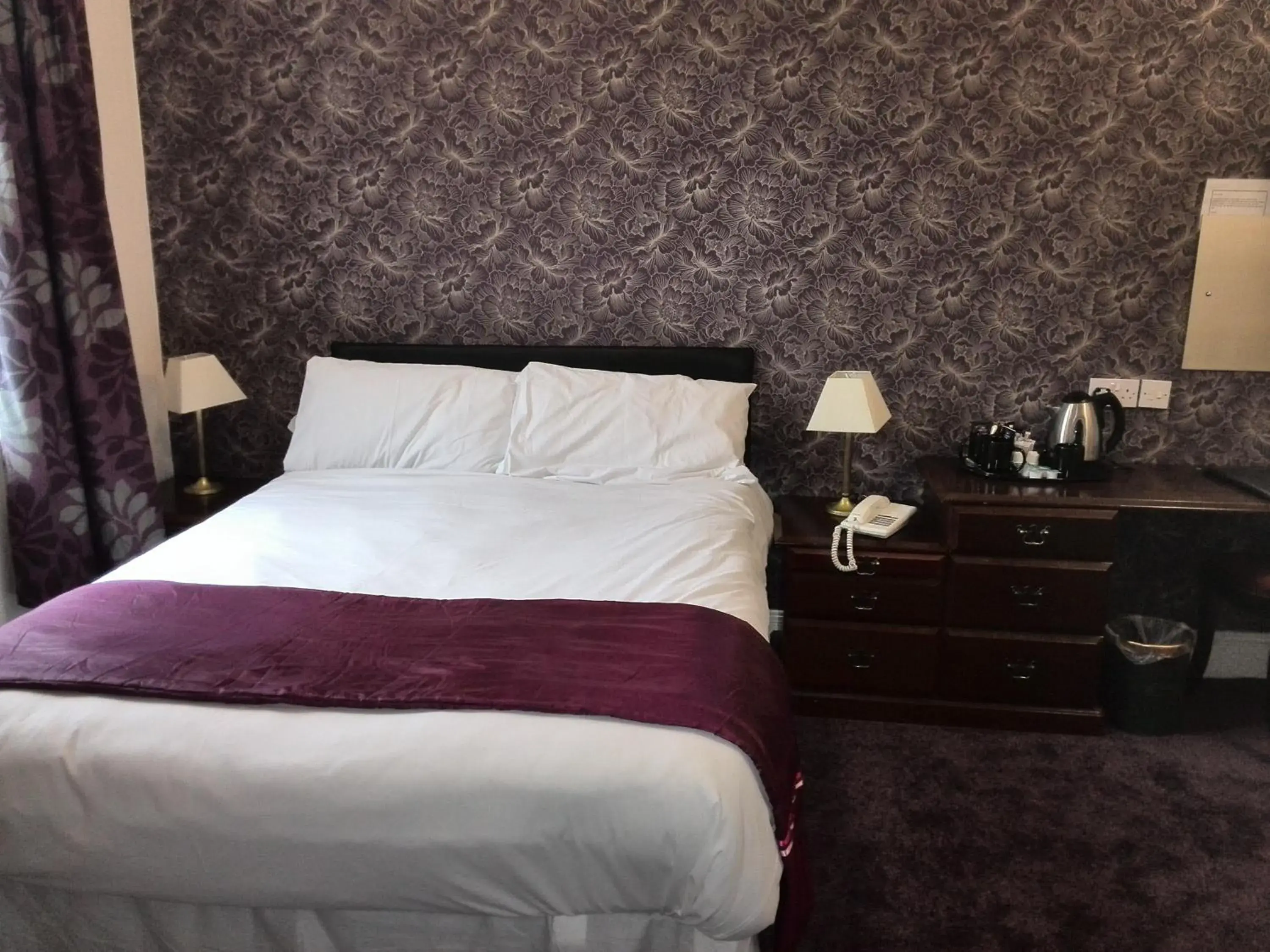 Bedroom, Bed in Regency Hotel