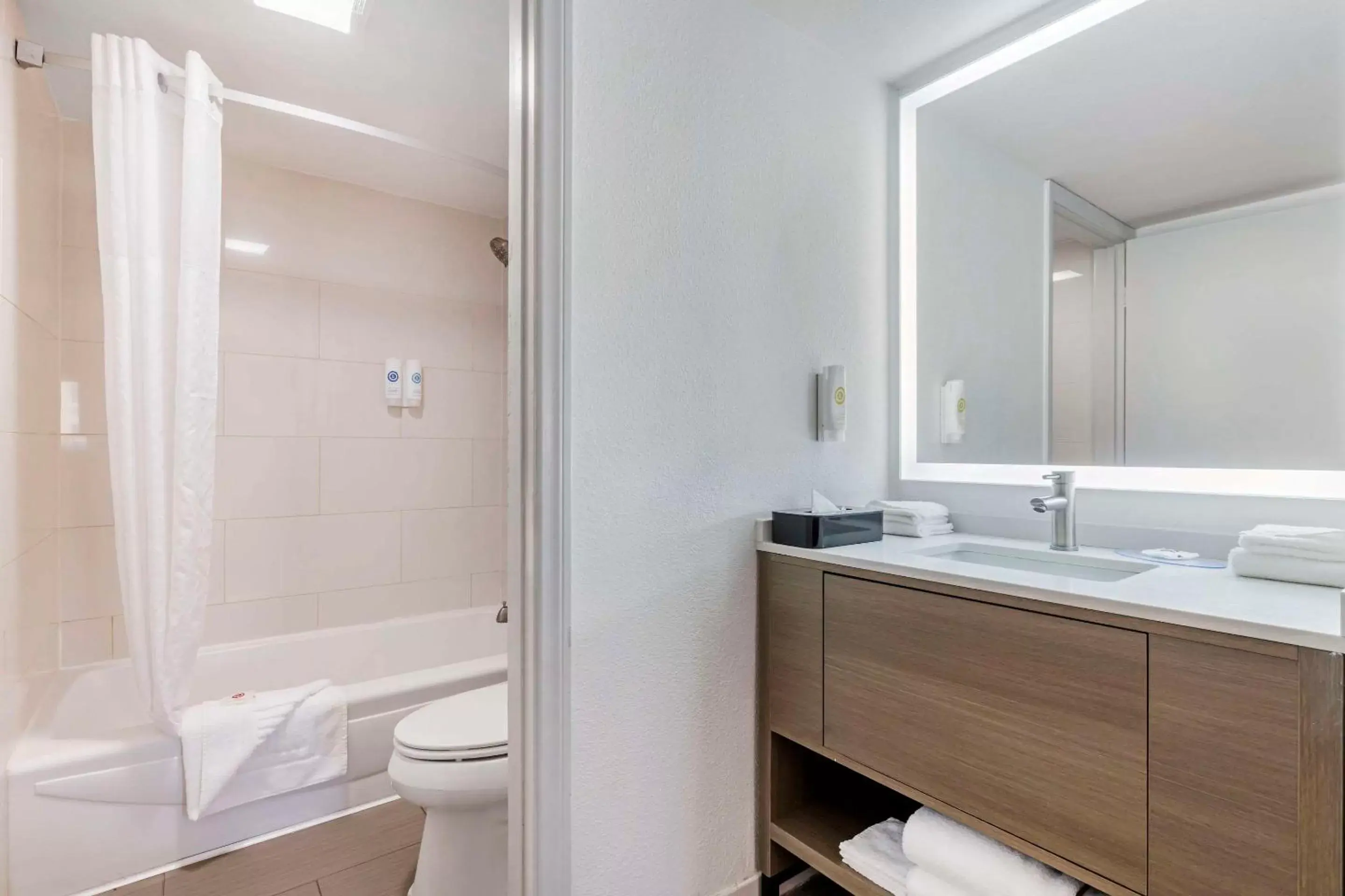 Bedroom, Bathroom in Comfort Inn Sea World Area