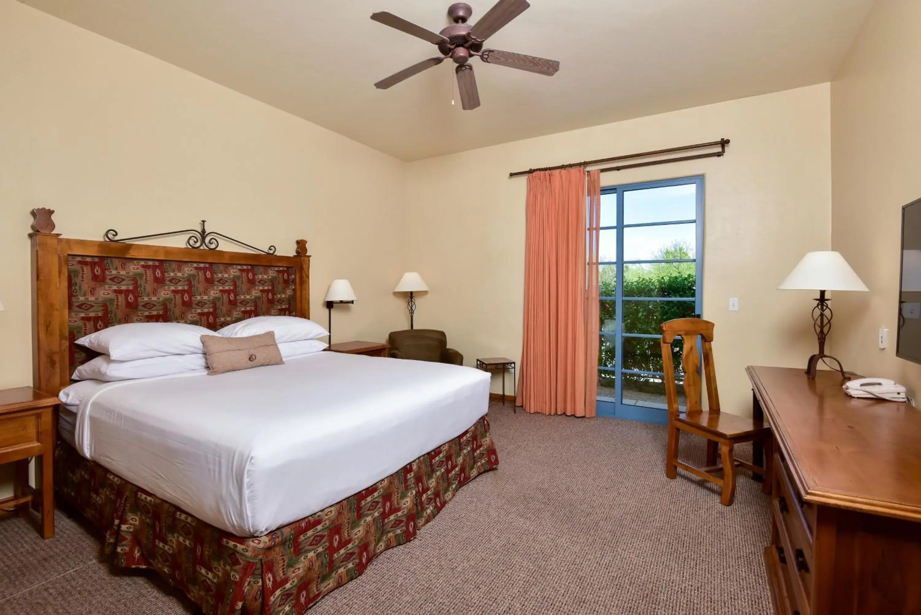 Photo of the whole room, Bed in Lodge On The Desert