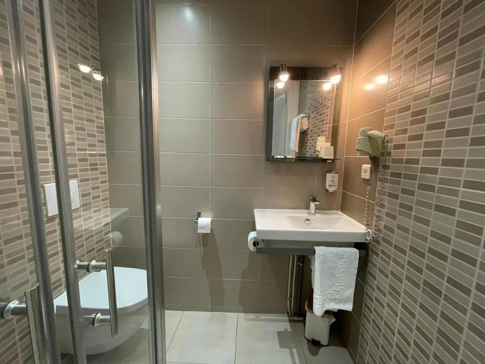 Bathroom in Royal Hôtel Angers