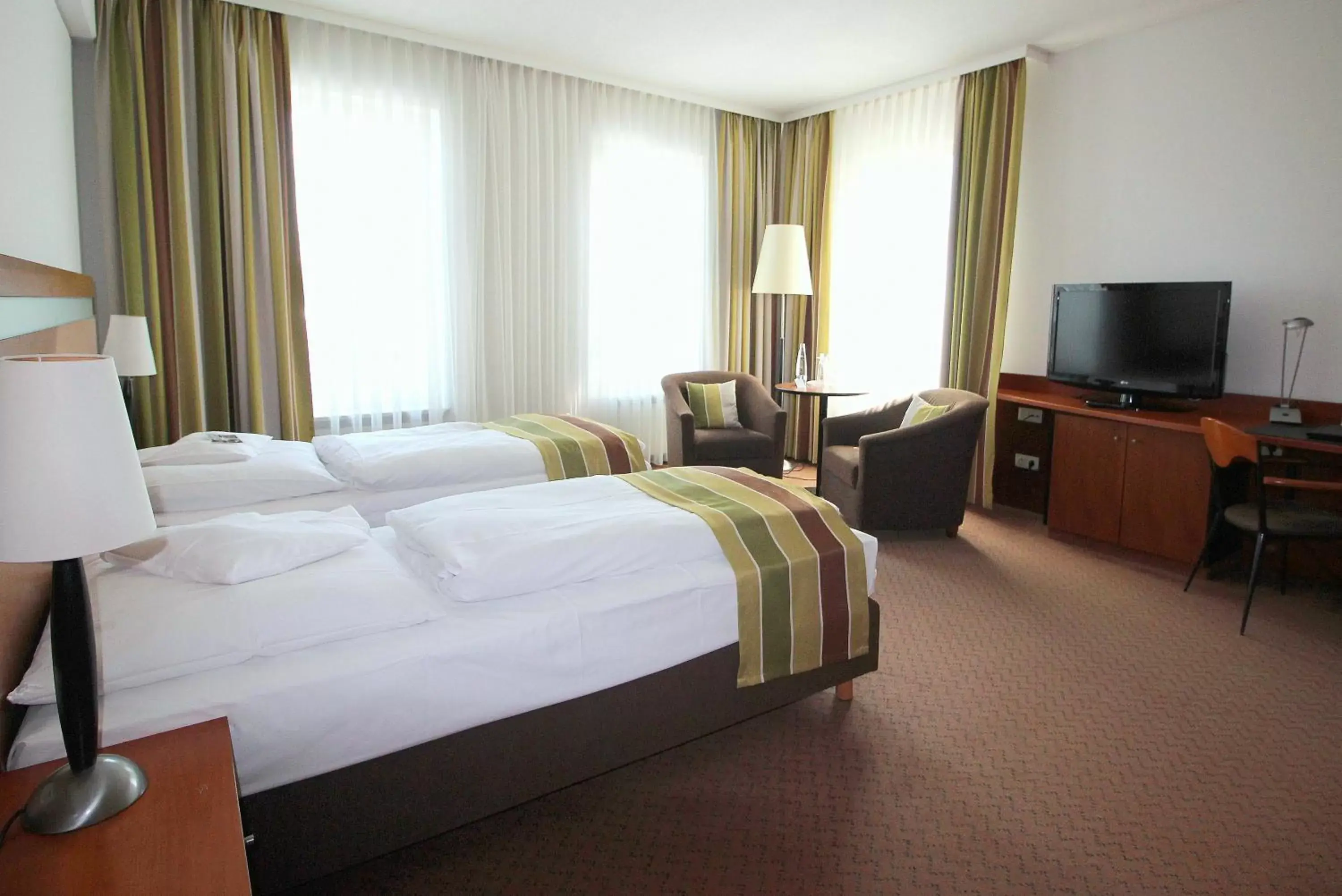 Photo of the whole room, Bed in Hansa Apart-Hotel Regensburg