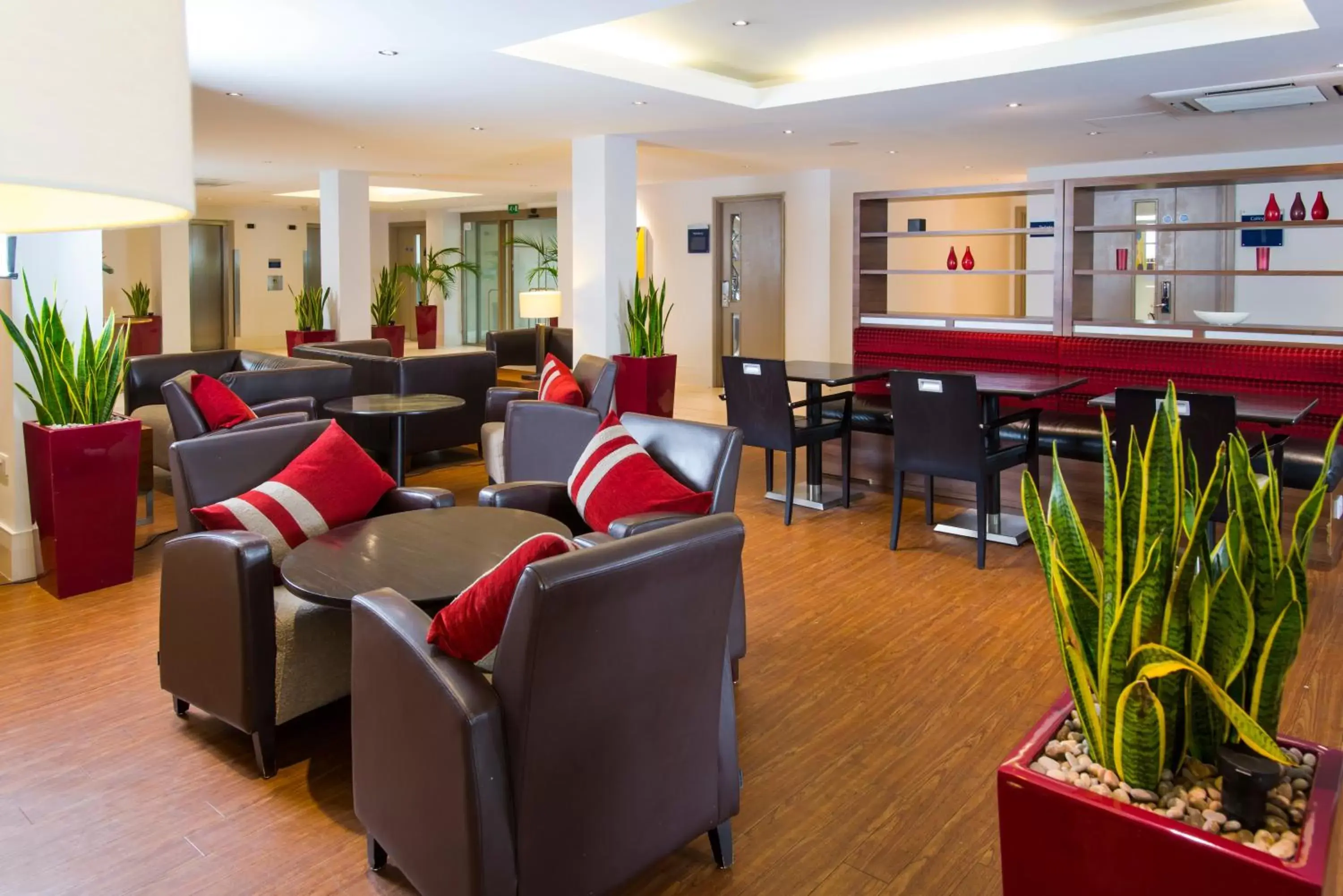 Lounge or bar, Lounge/Bar in Holiday Inn Express Northampton - South, an IHG Hotel
