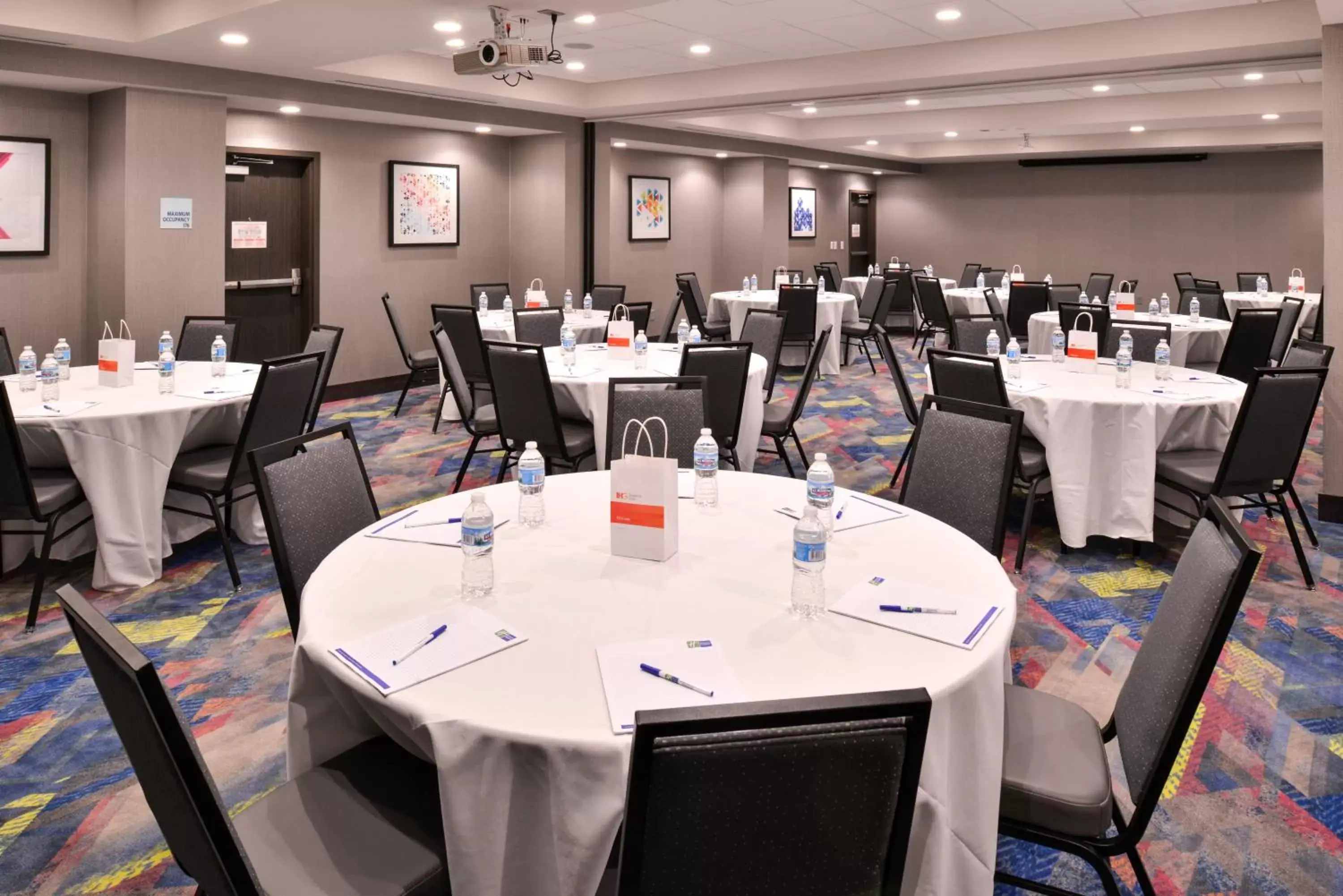 Banquet/Function facilities, Restaurant/Places to Eat in Holiday Inn Express and Suites Bryant - Benton Area, an IHG Hotel