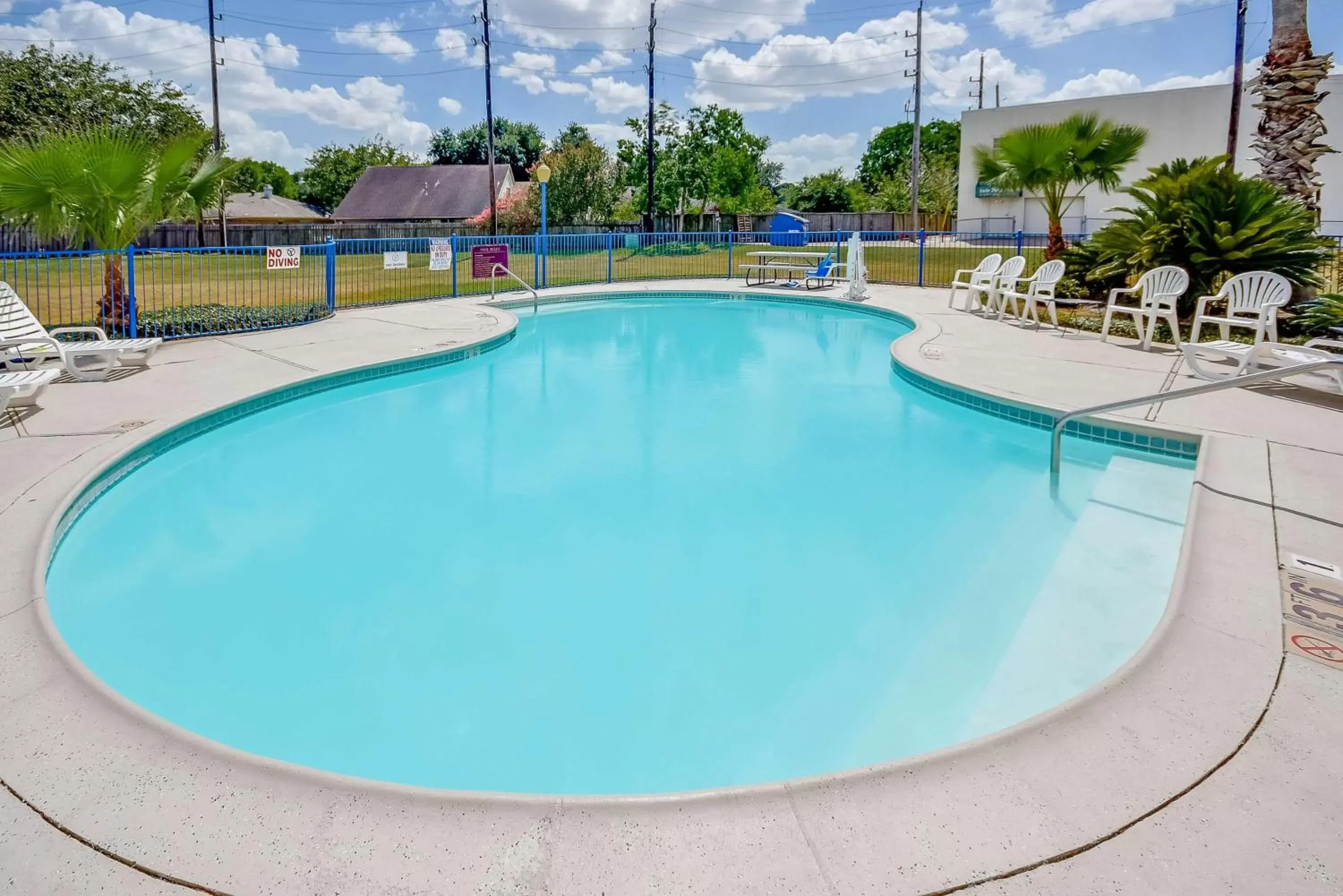 Pool view, Swimming Pool in Motel 6-Katy, TX - Houston