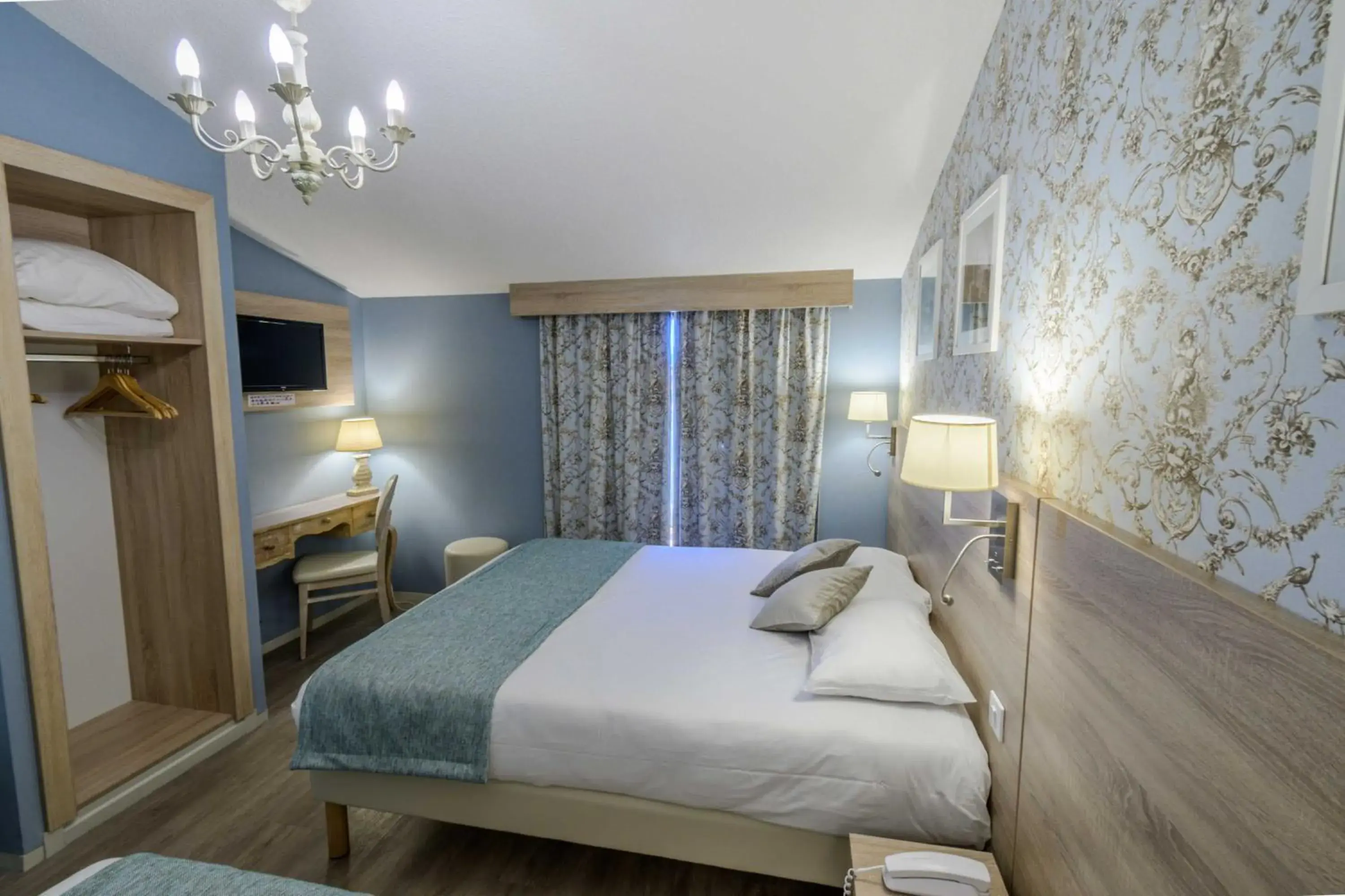 Bedroom, Bed in Hotel l'Aragon