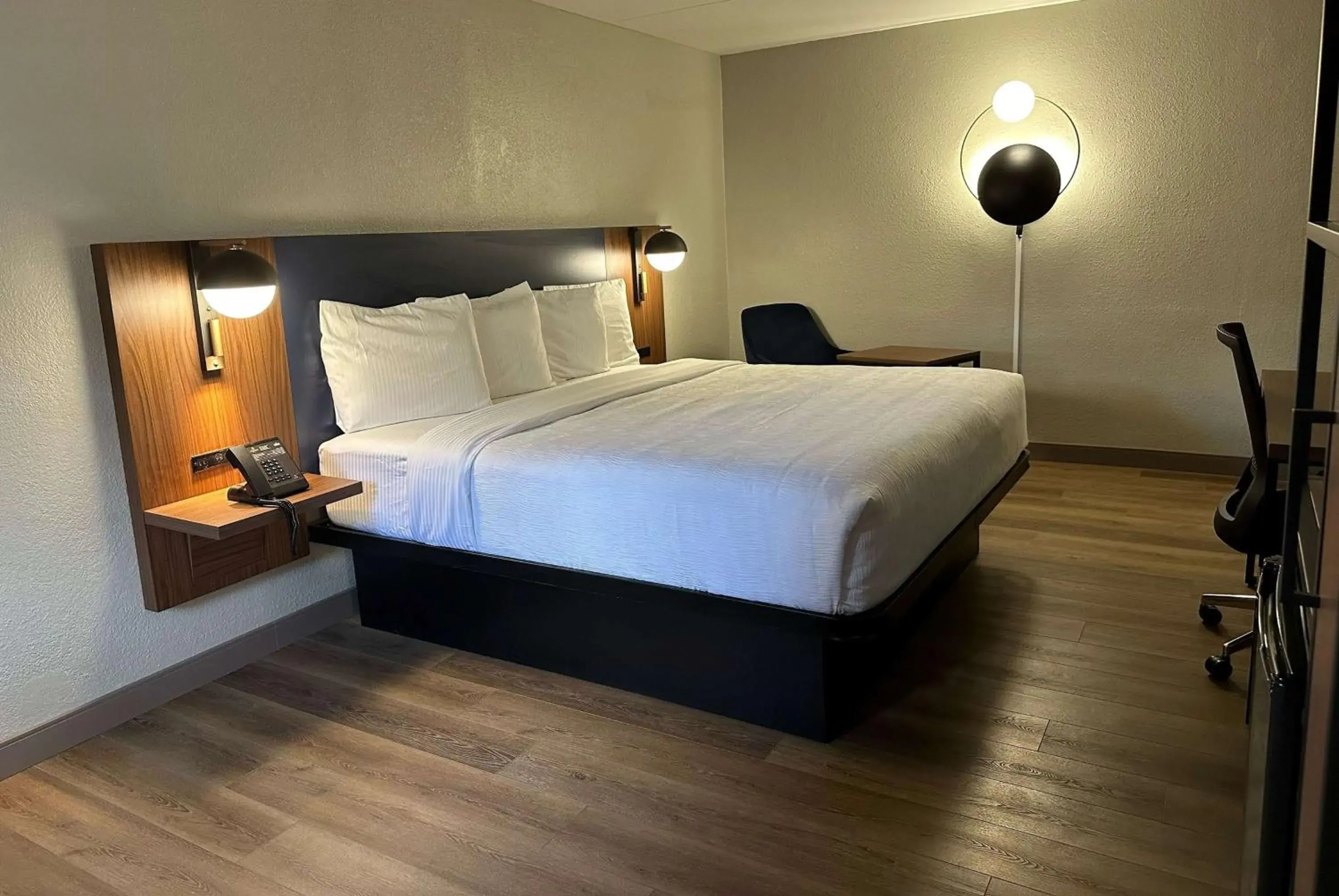 Photo of the whole room, Bed in La Quinta Inn by Wyndham Huntsville Research Park