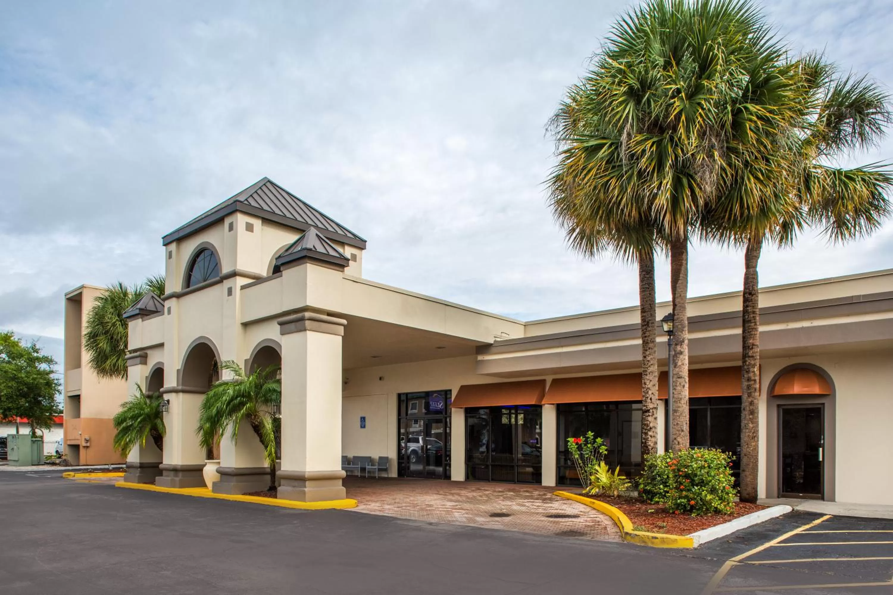 Property building in Days Inn & Suites by Wyndham Orlando Airport