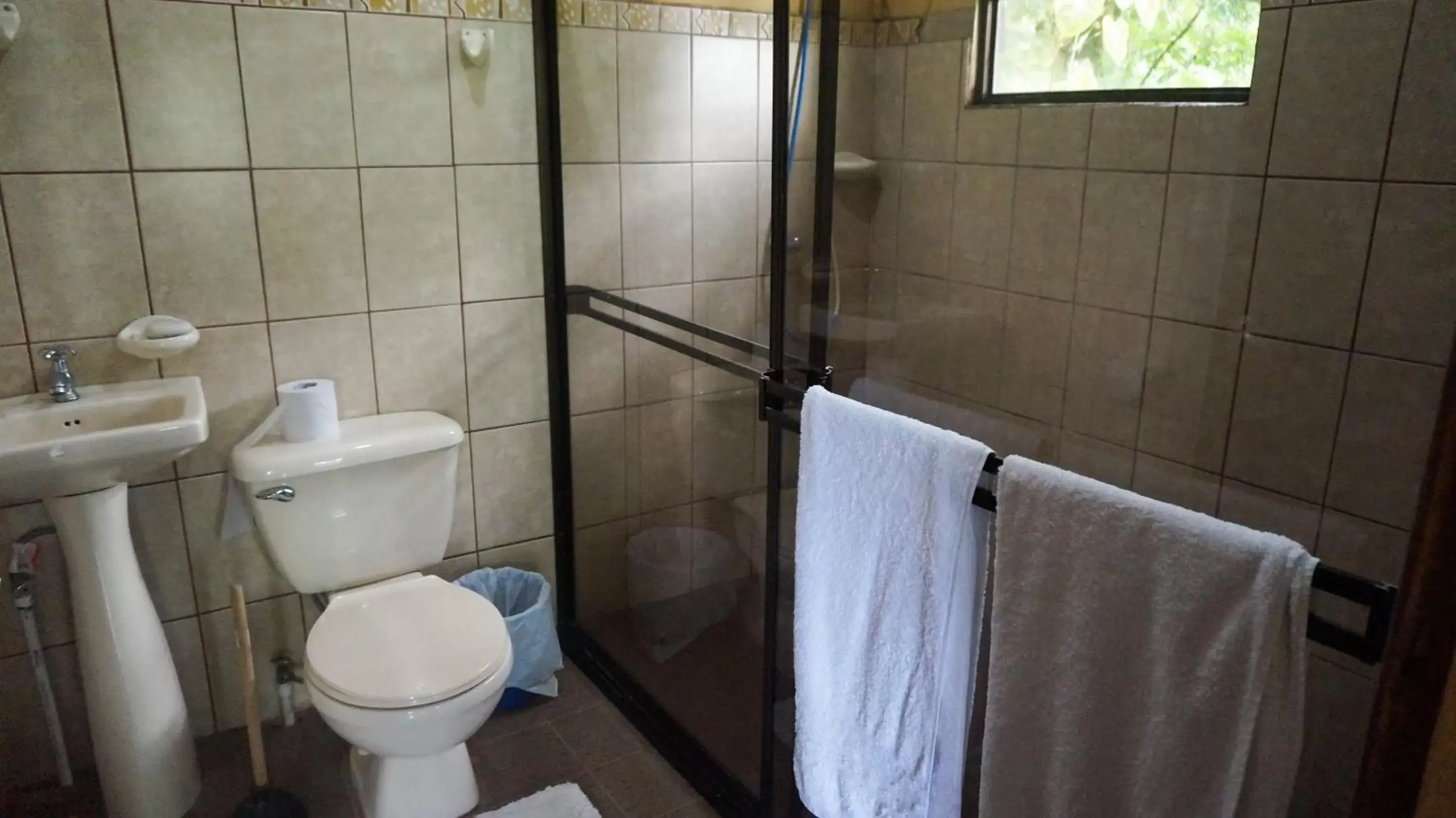 Shower, Bathroom in Hospedaje La Naciente