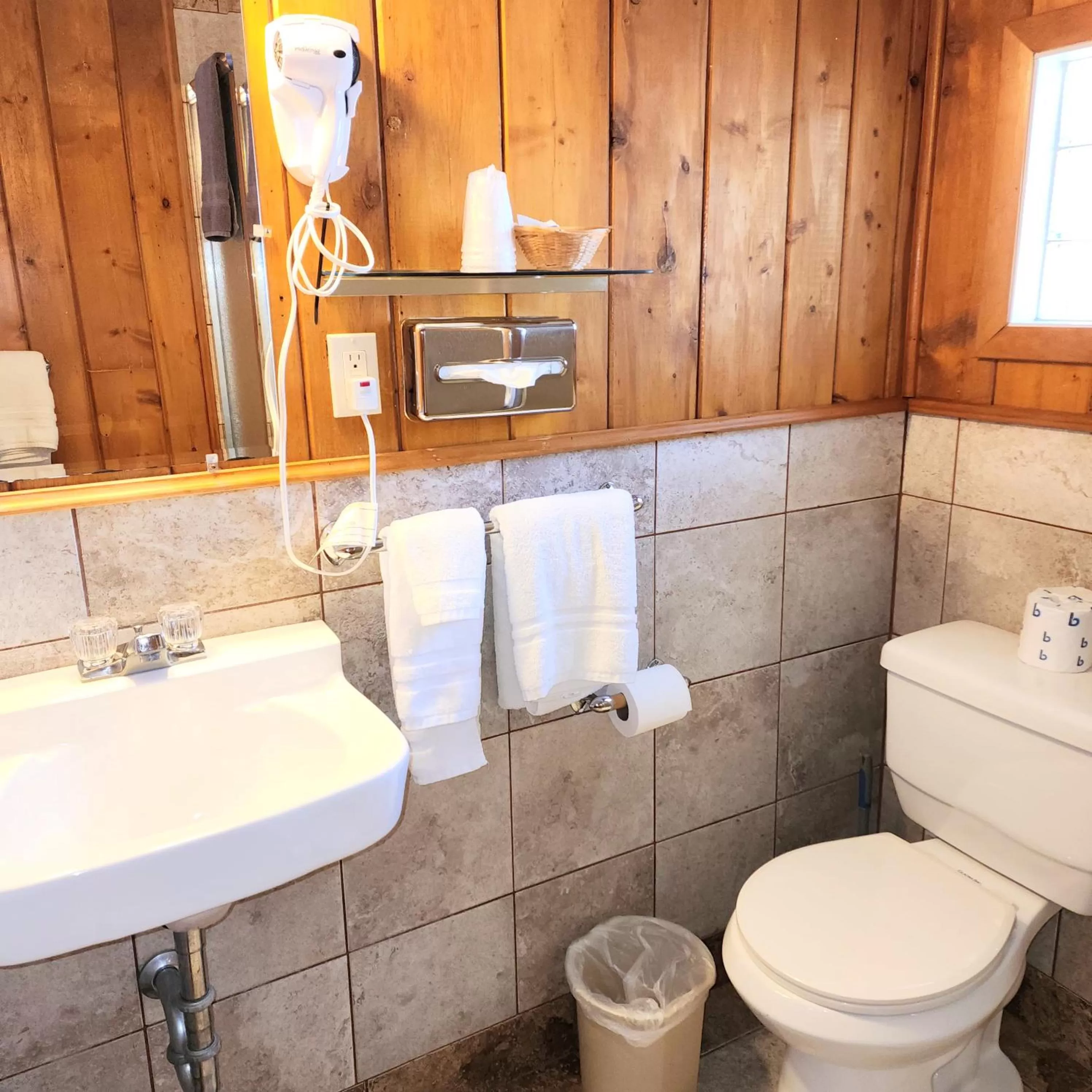 Bathroom in Canyon Motel near Rocky Mountain National Park