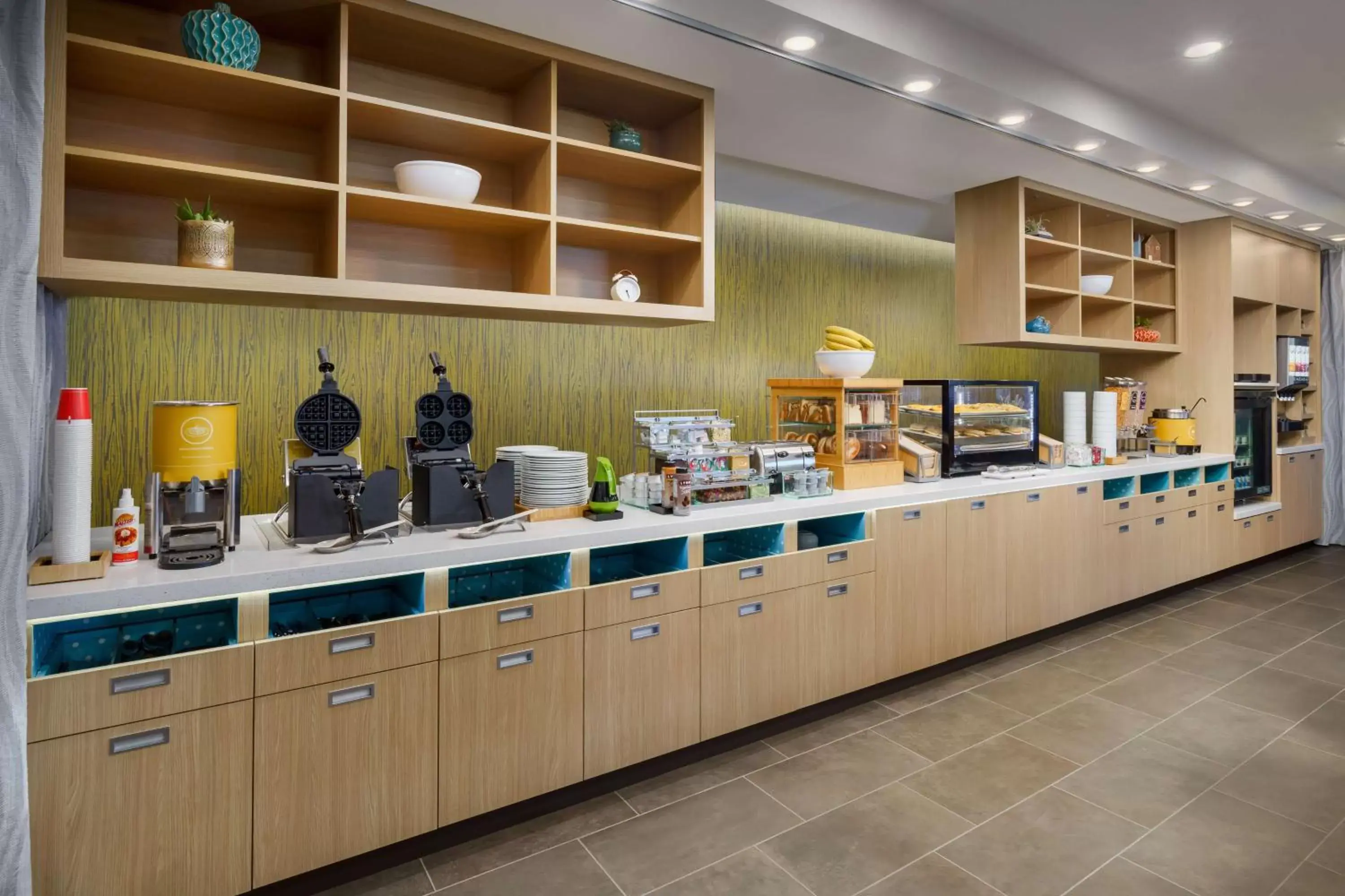 Breakfast, Kitchen/Kitchenette in Home2 Suites By Hilton North Scottsdale Near Mayo Clinic