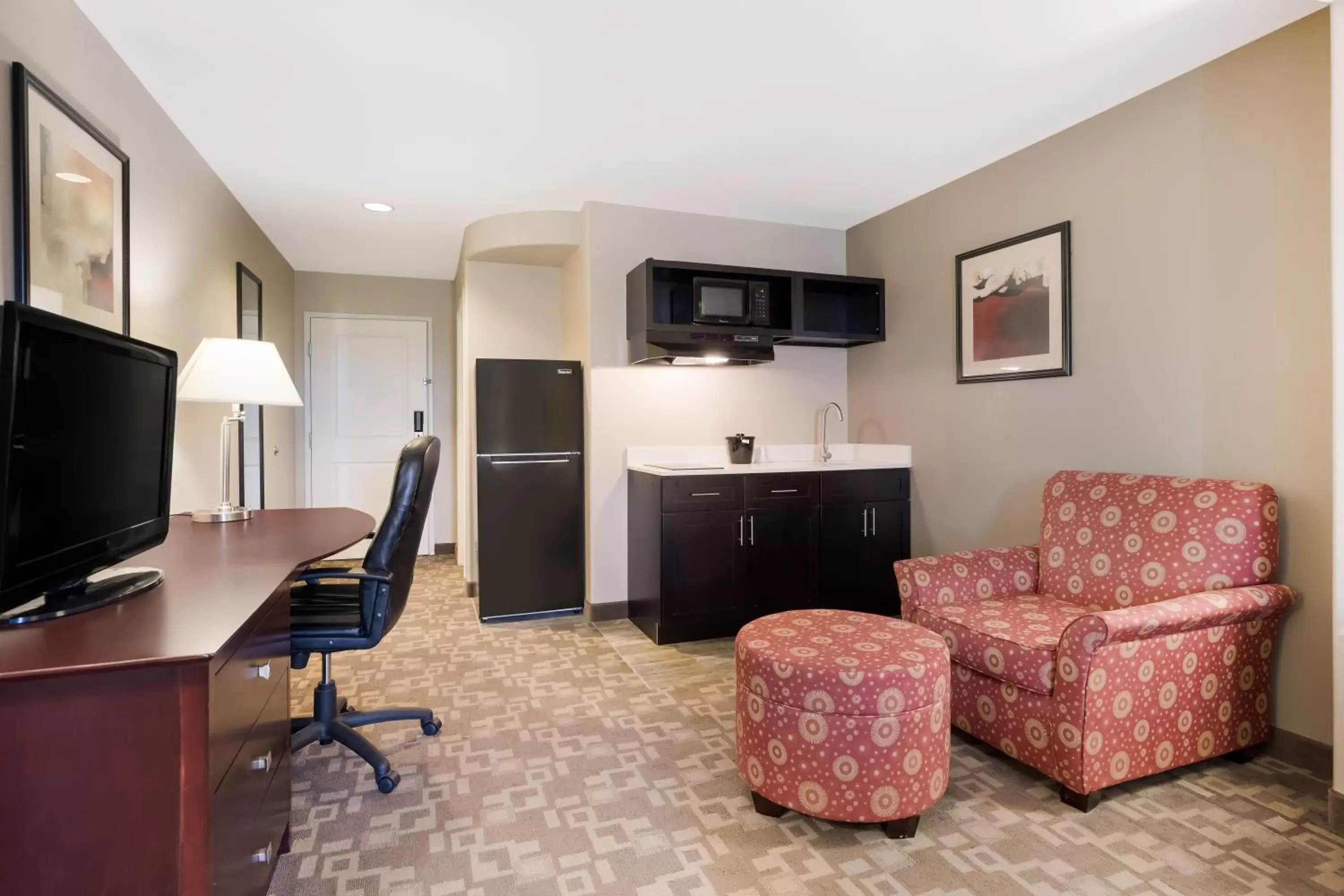 Kitchen or kitchenette, TV/Entertainment Center in Suburban Studios Berwick - Morgan City