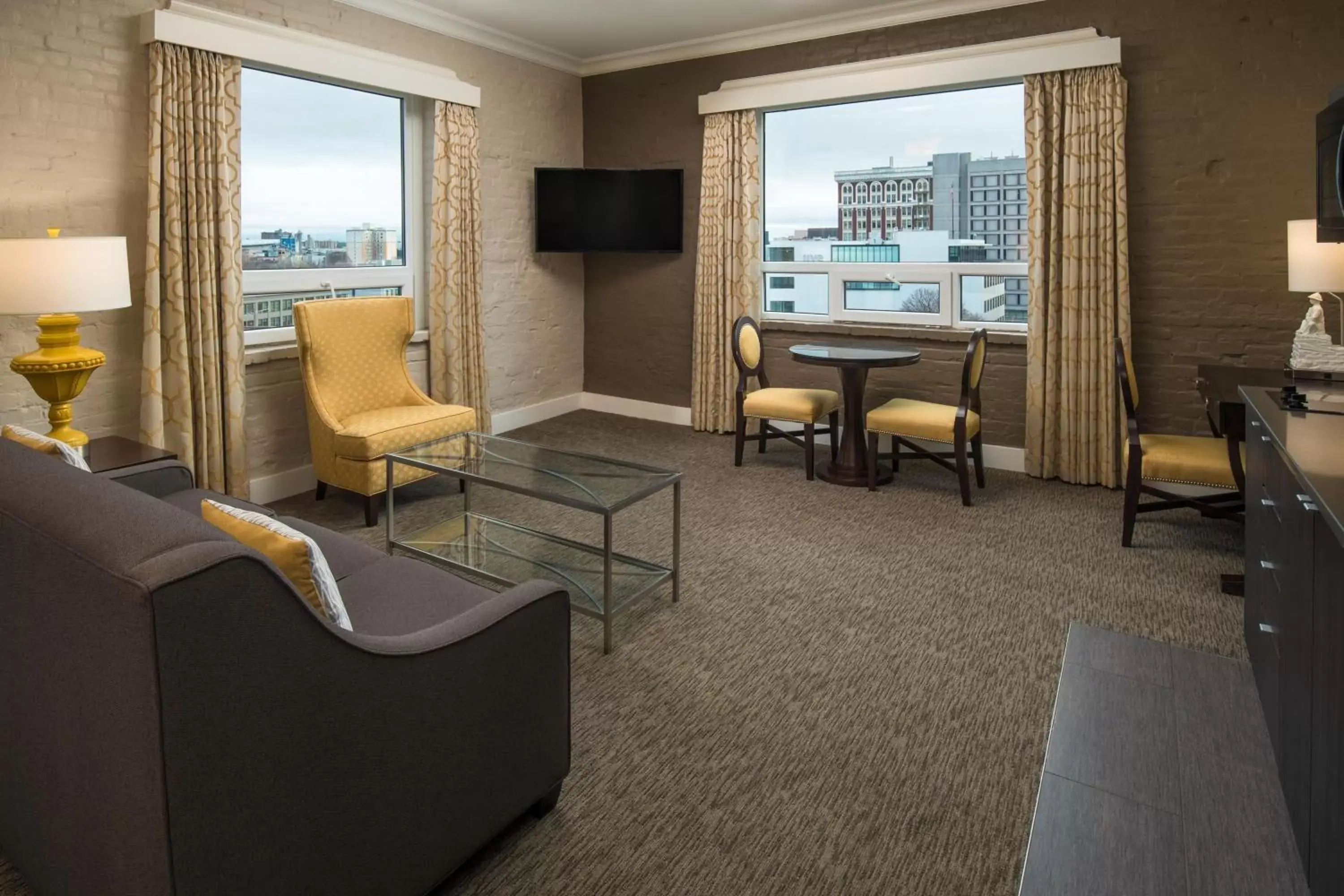 Kitchen or kitchenette, Seating Area in The Mark Spencer Hotel