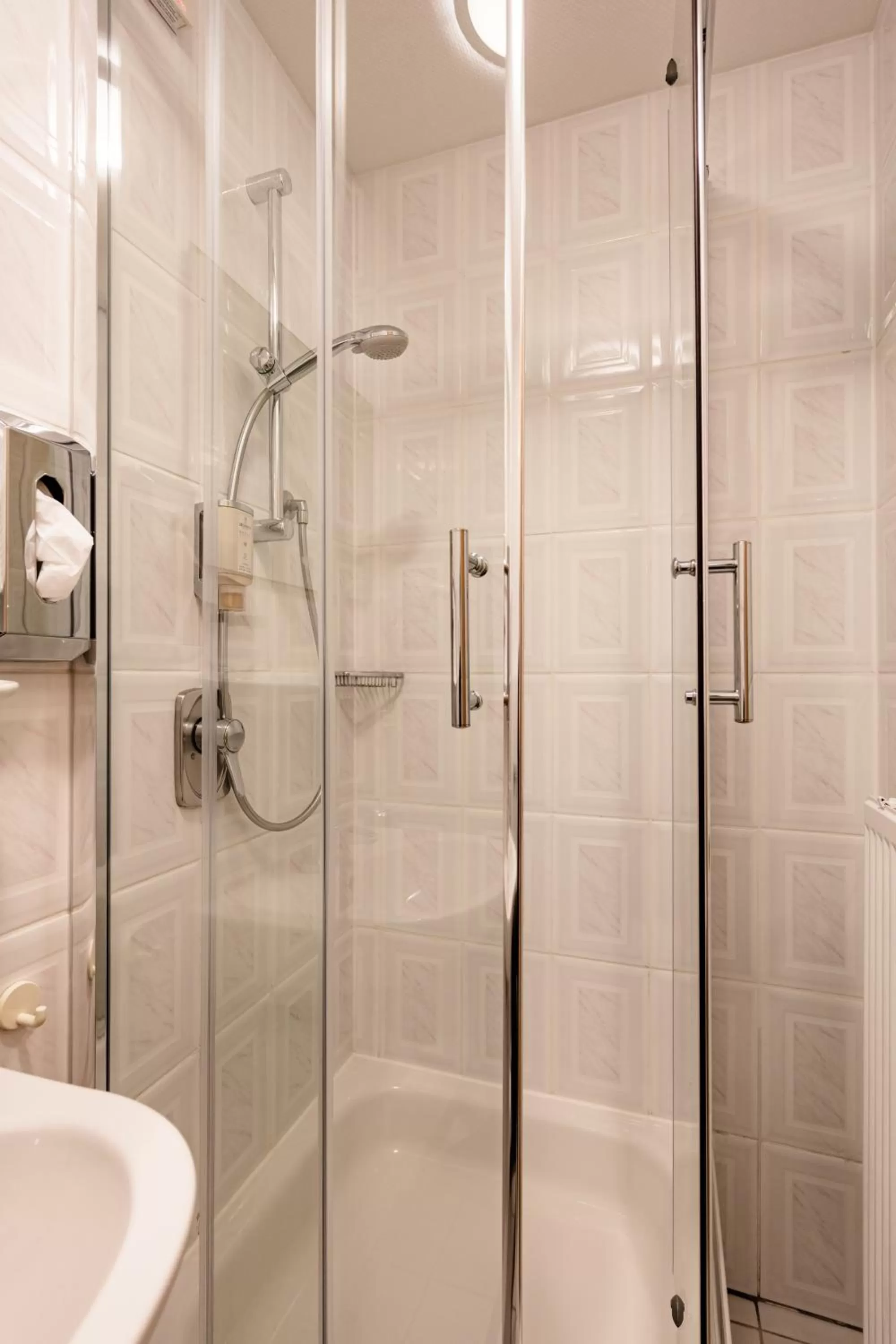 Shower in Hotel Zum Zeppelin Hamburg