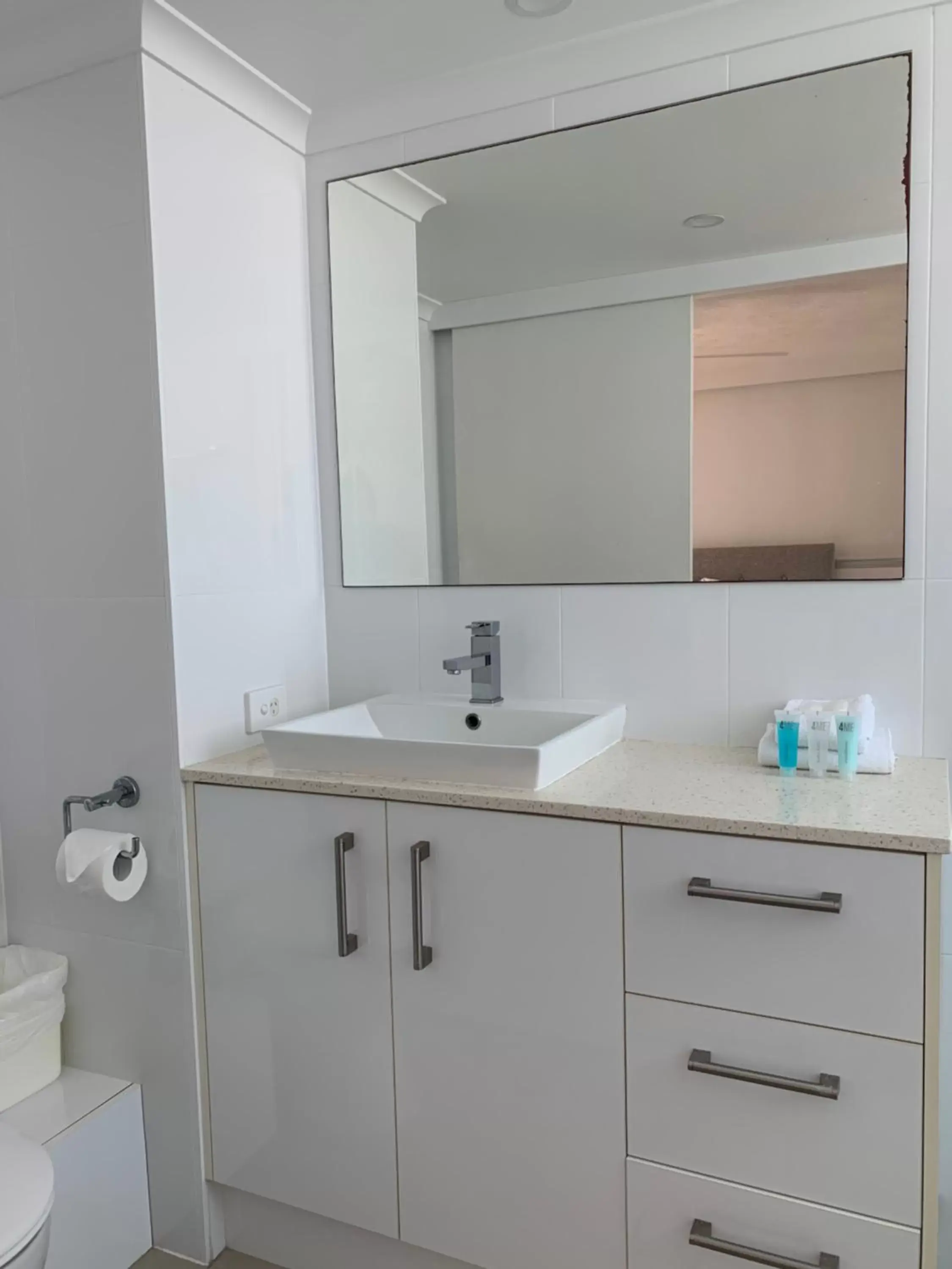 Bathroom in Pacific Regis Beachfront Holiday Apartments