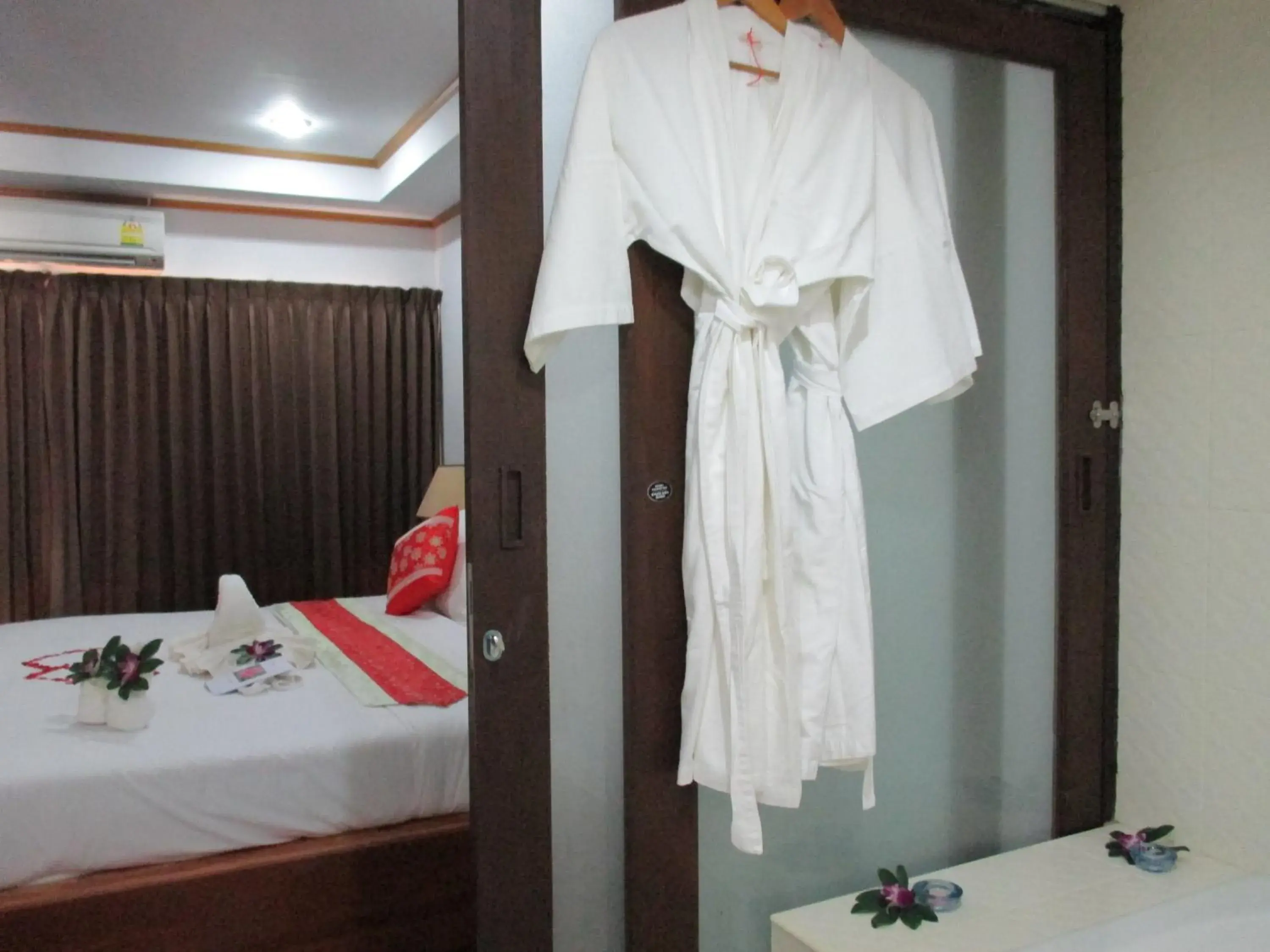 Photo of the whole room, Bed in Lipa Bay Resort