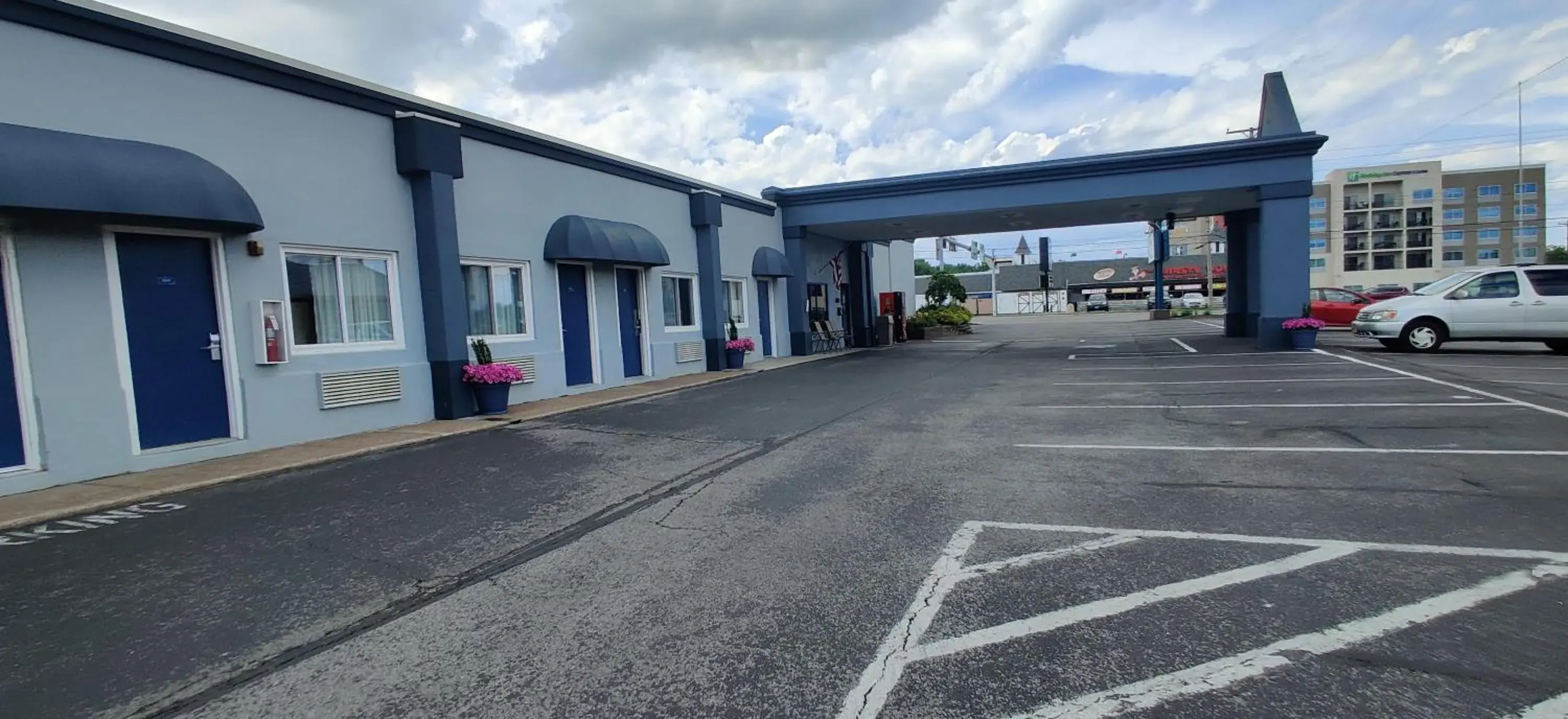 Property building in Cedar Cove Property building in Cedar Cove