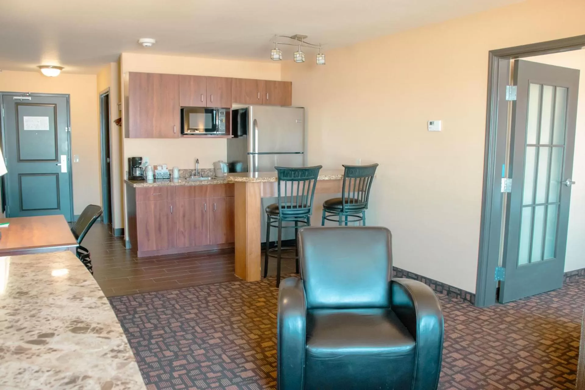 Kitchen or kitchenette in Expressway Suites of Grand Forks