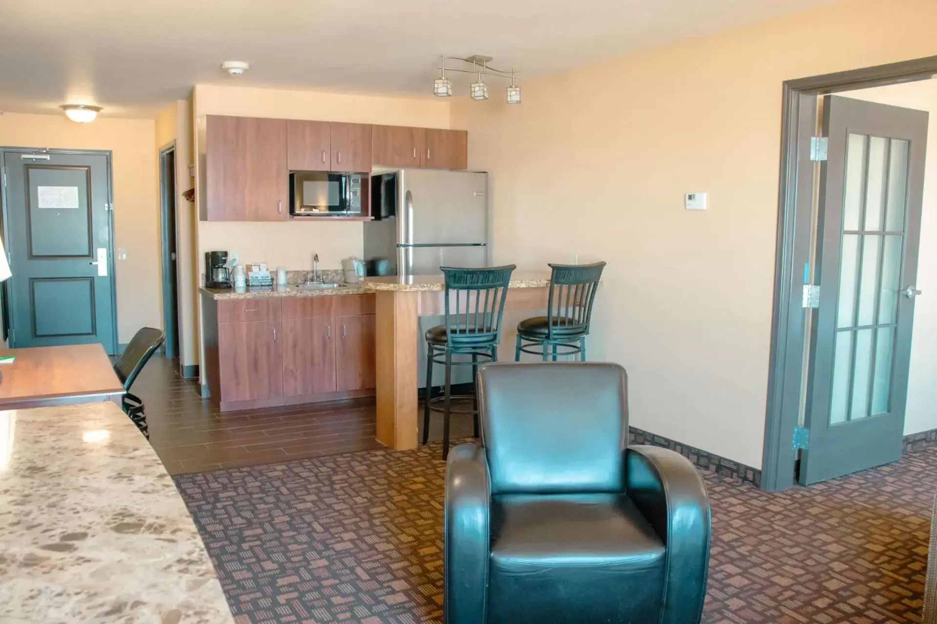 Kitchen or kitchenette, Kitchen/Kitchenette in Expressway Suites of Grand Forks