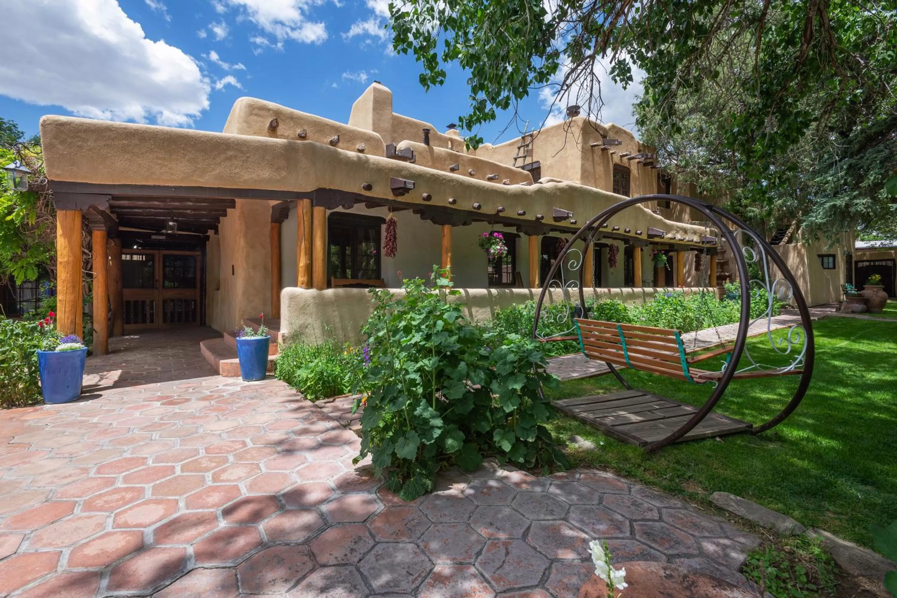Facade/entrance in Inn on La Loma Plaza