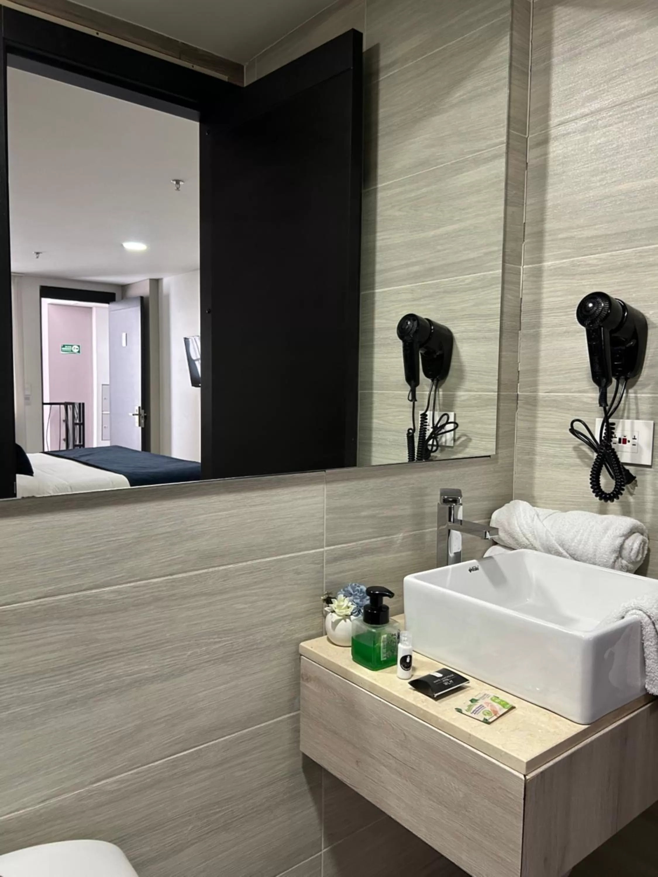 Bathroom, Bed in Hotel WLH Silver Bogota - White Lighthouse