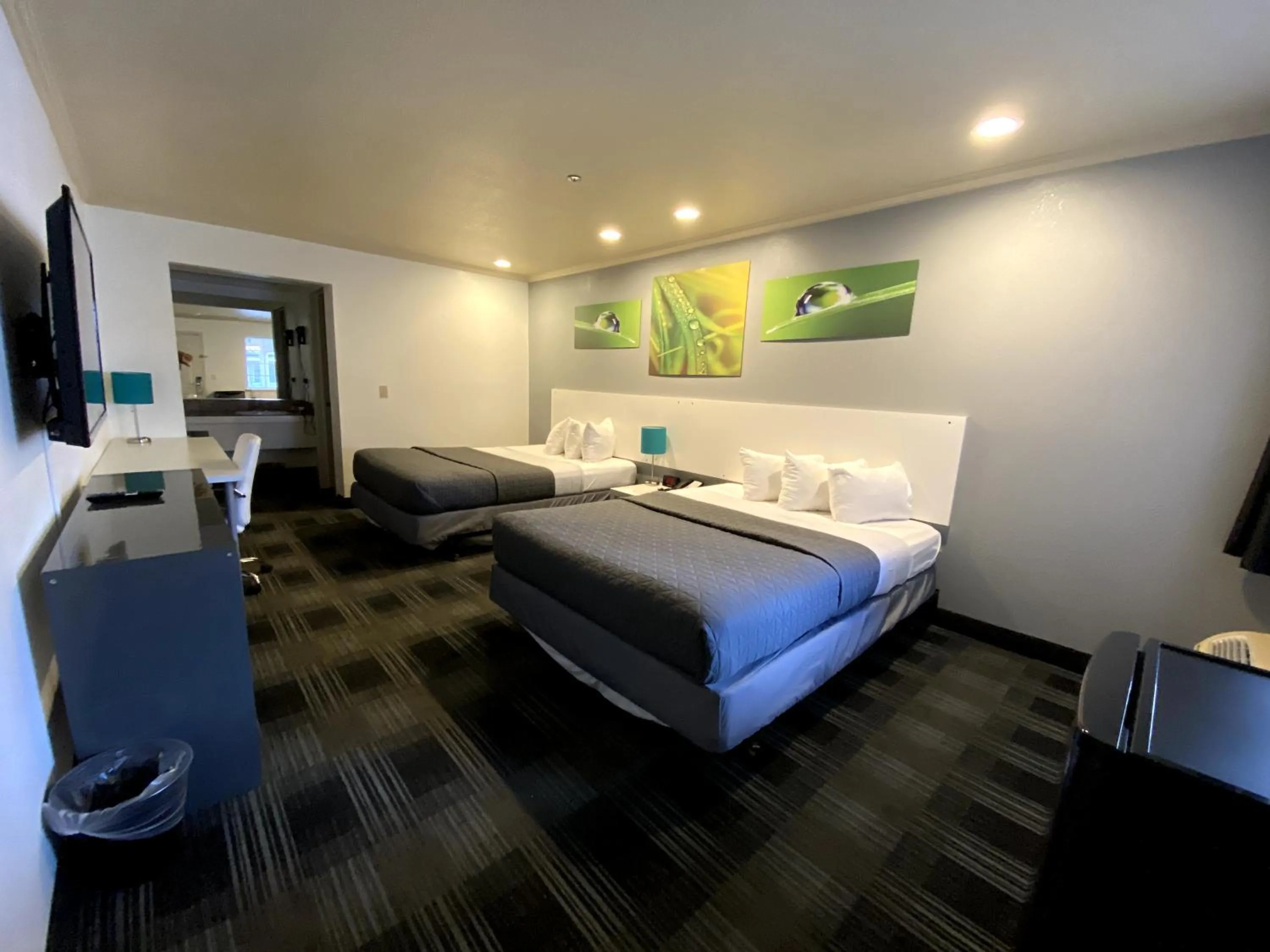 Photo of the whole room, Bed in BridgePoint Inn Daly City