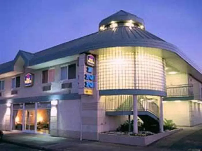 Facade/entrance, Property Building in Best Western Inn